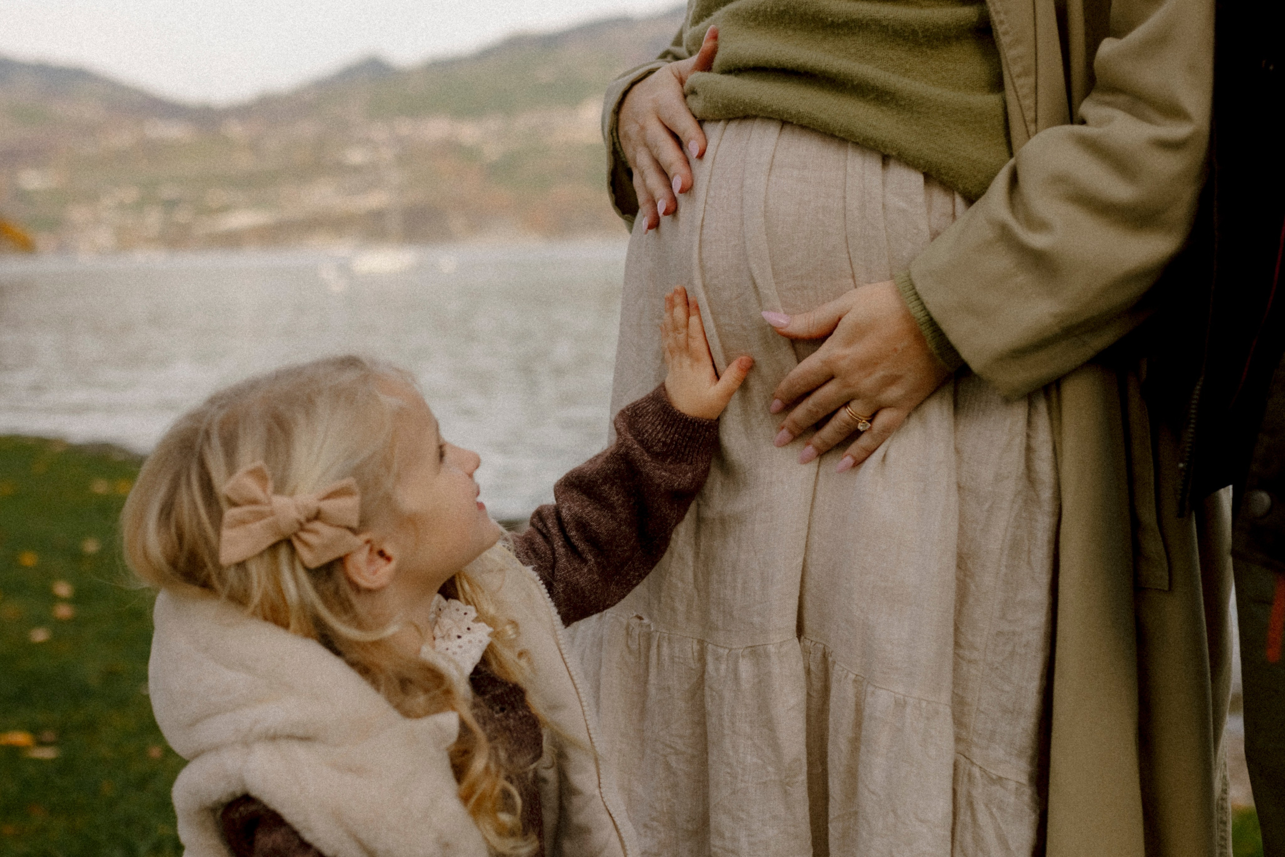 Under the Tree. Polina Sobol — family & documentary photographer in Bern. Outdoor & urban photo sessions for families, kids and couples