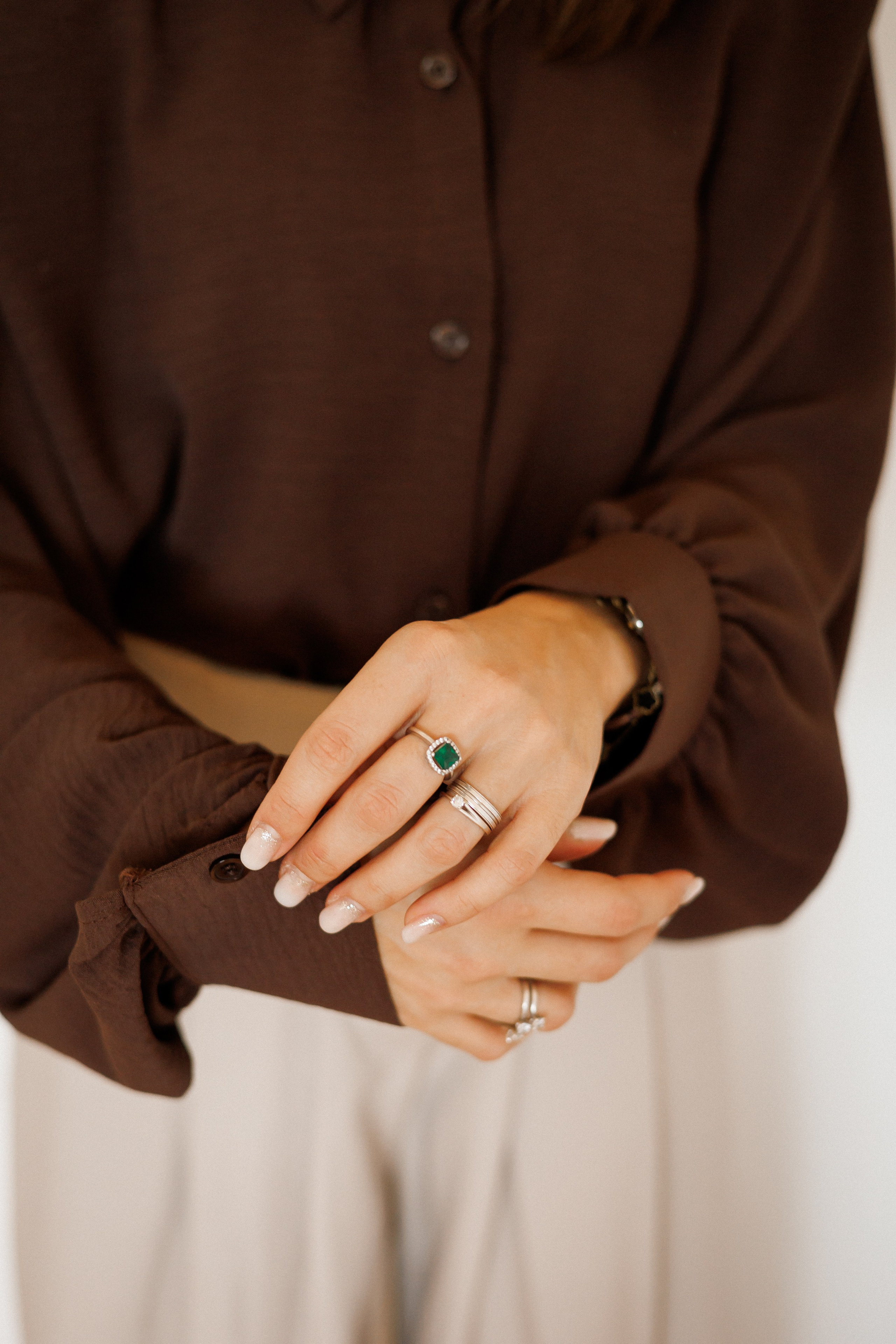 Mani che toccano i tessuti - racconto visivo di un brand a Novara.