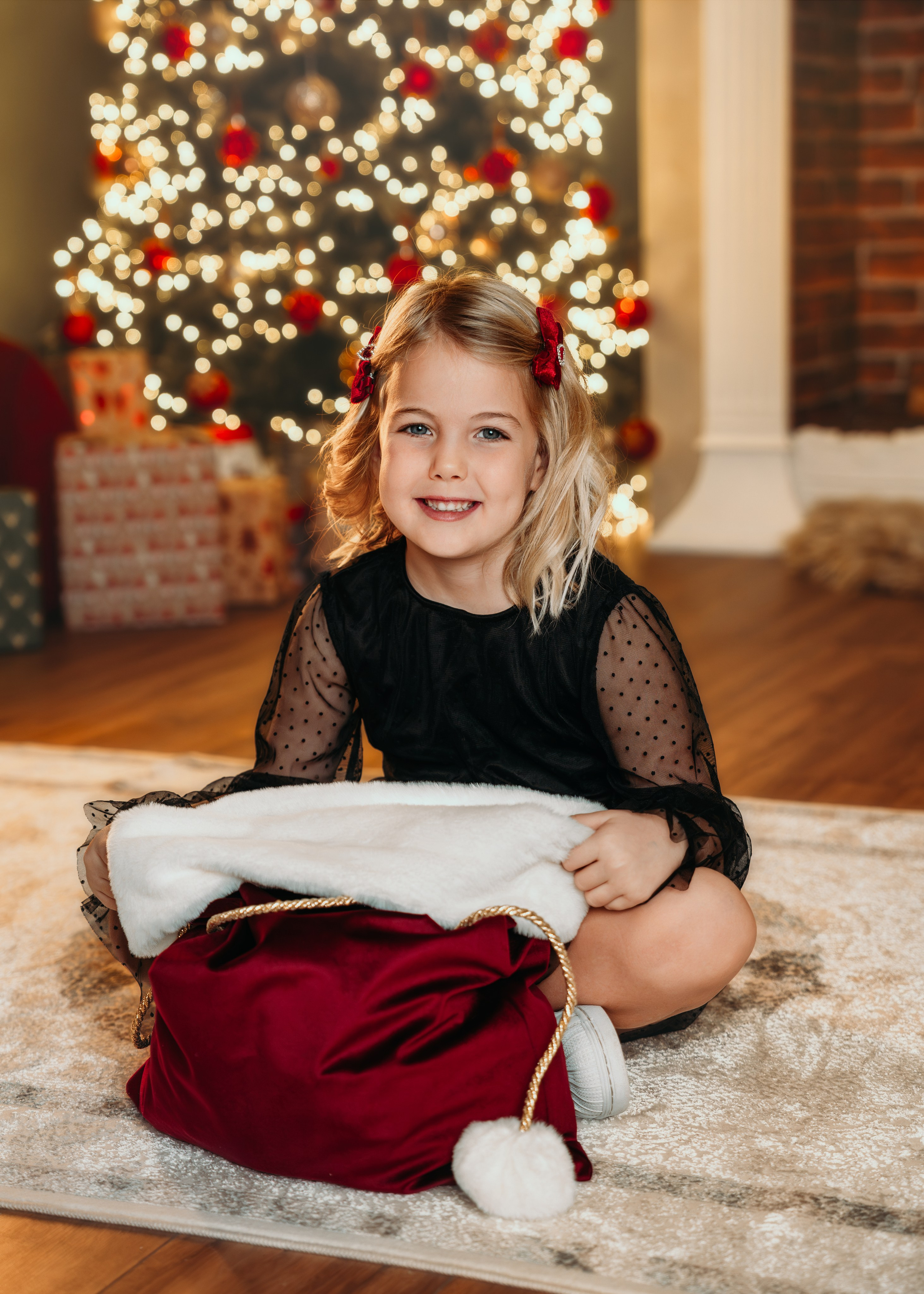 Novogodišnji portret deteta ispred ukrašene jelke, profesionalno fotografisanje Bežanijska Kosa.