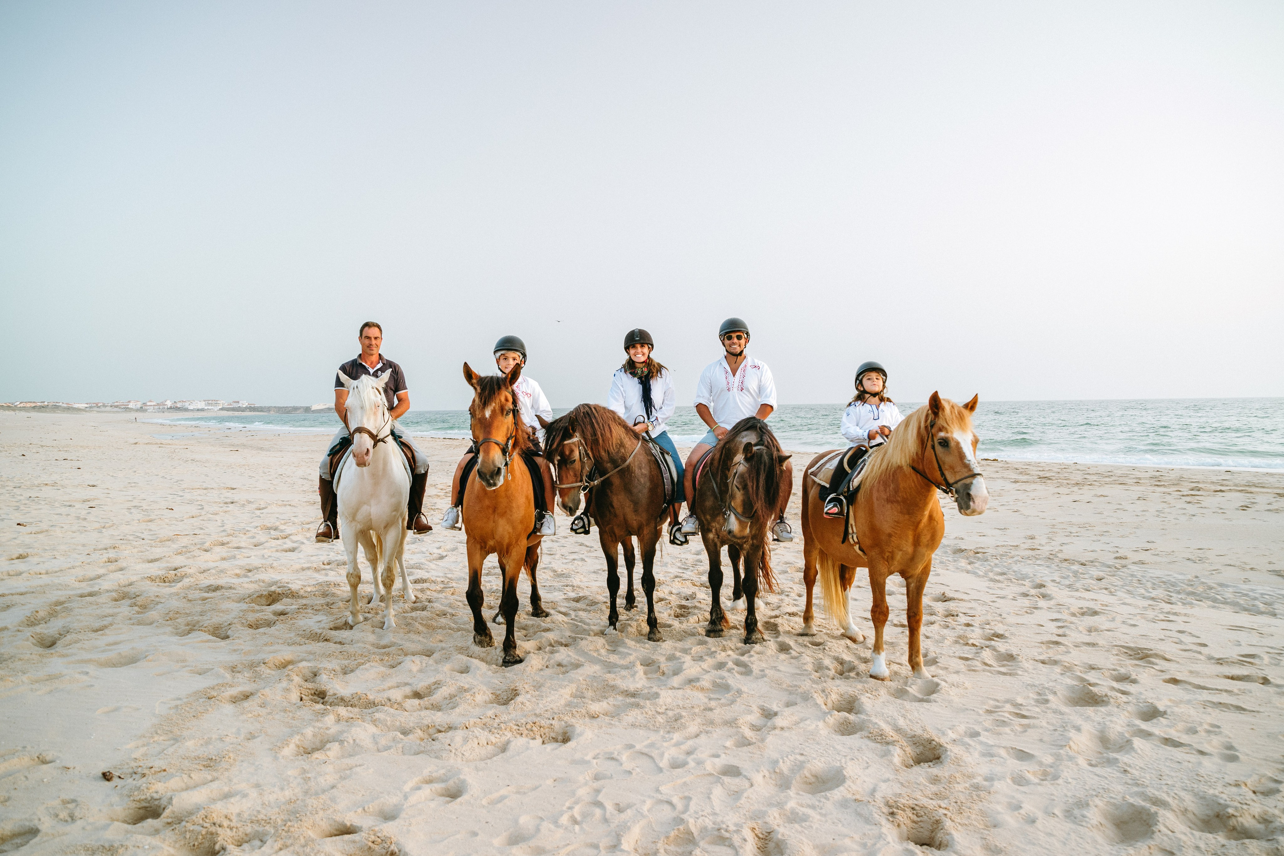 Marlene & Tiago com filhos. Passeios a Cavalo na Praia Peniche | Eco Salgados Agroturismo