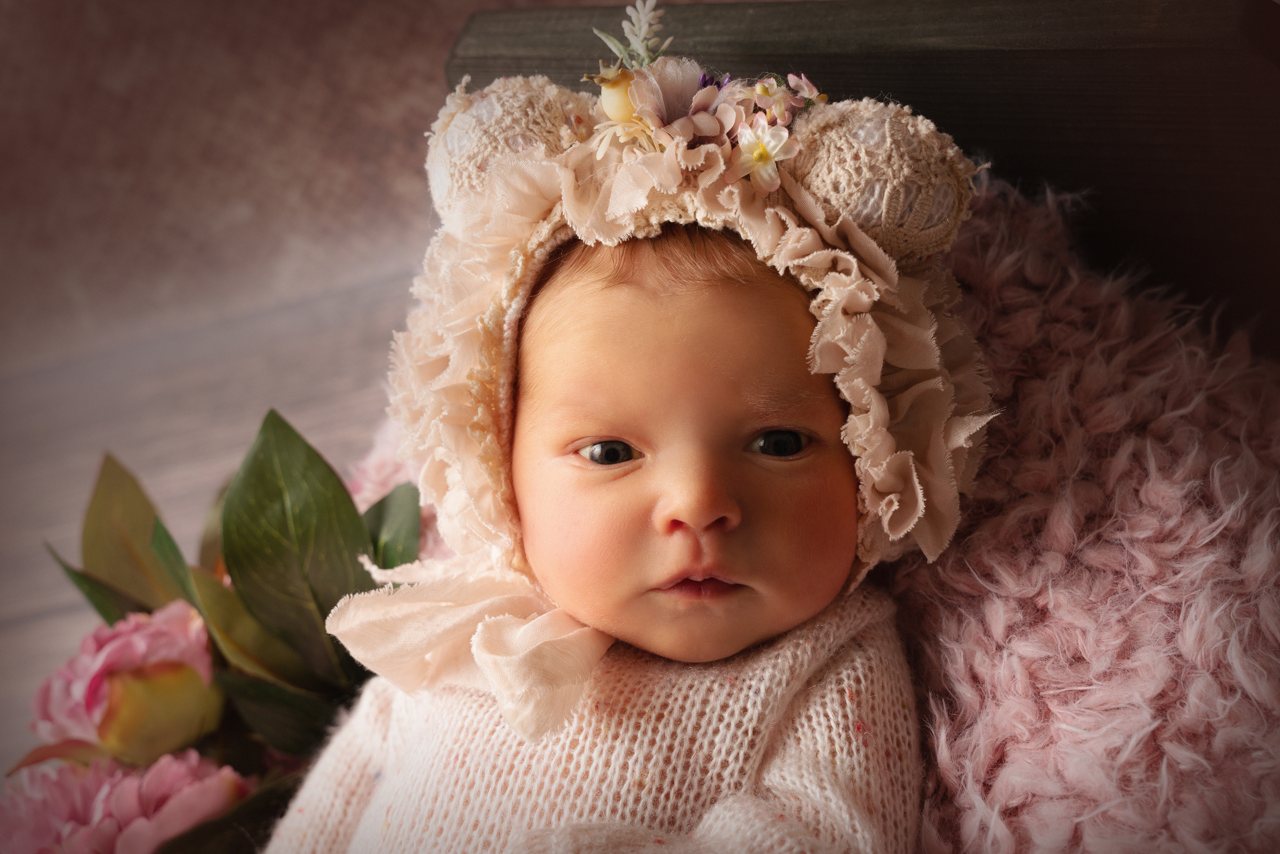 Ein neugeborenes Mädchen in einem Korb mit Holzboden