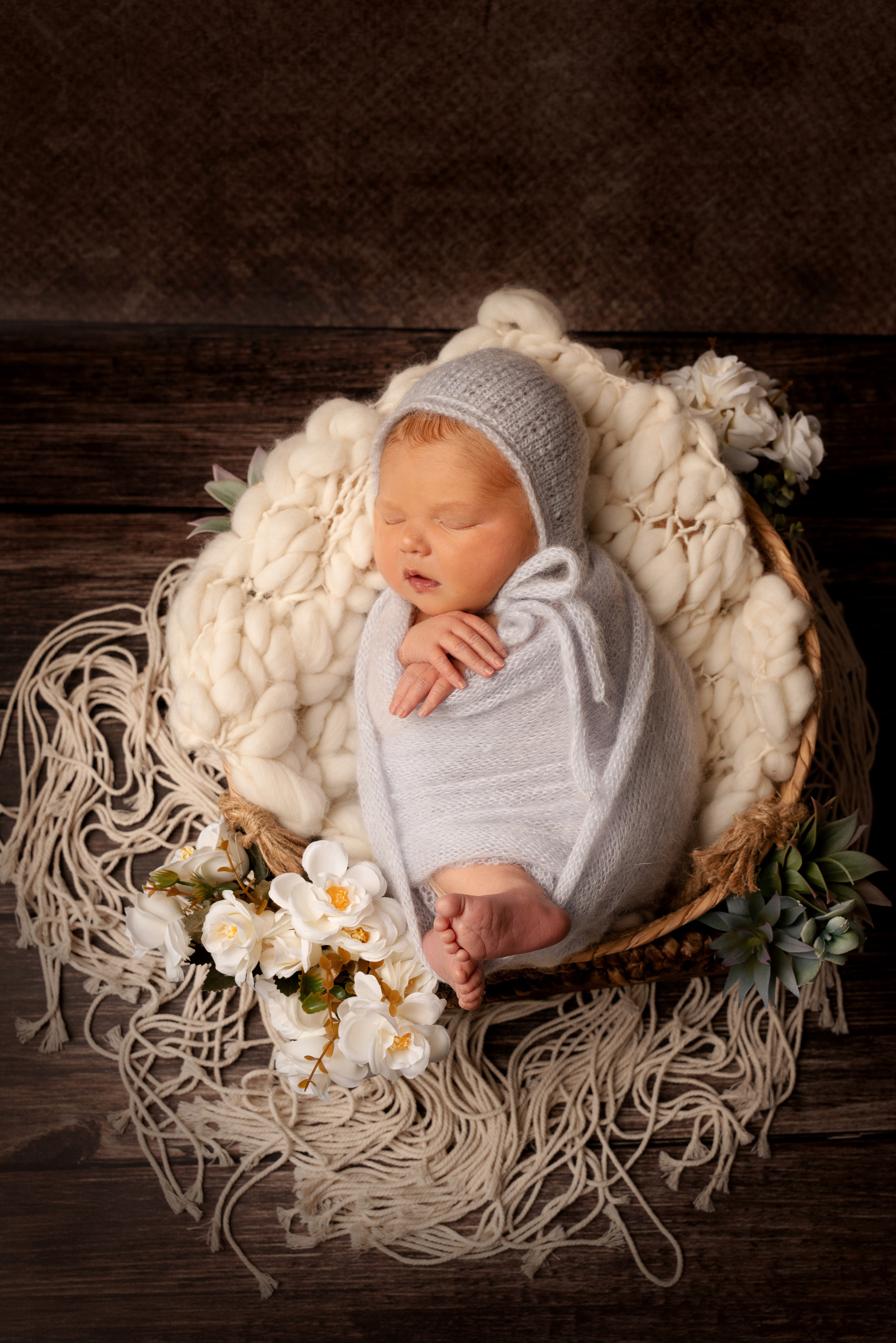 Eine neugeborene Tochter, die friedlich schlummert