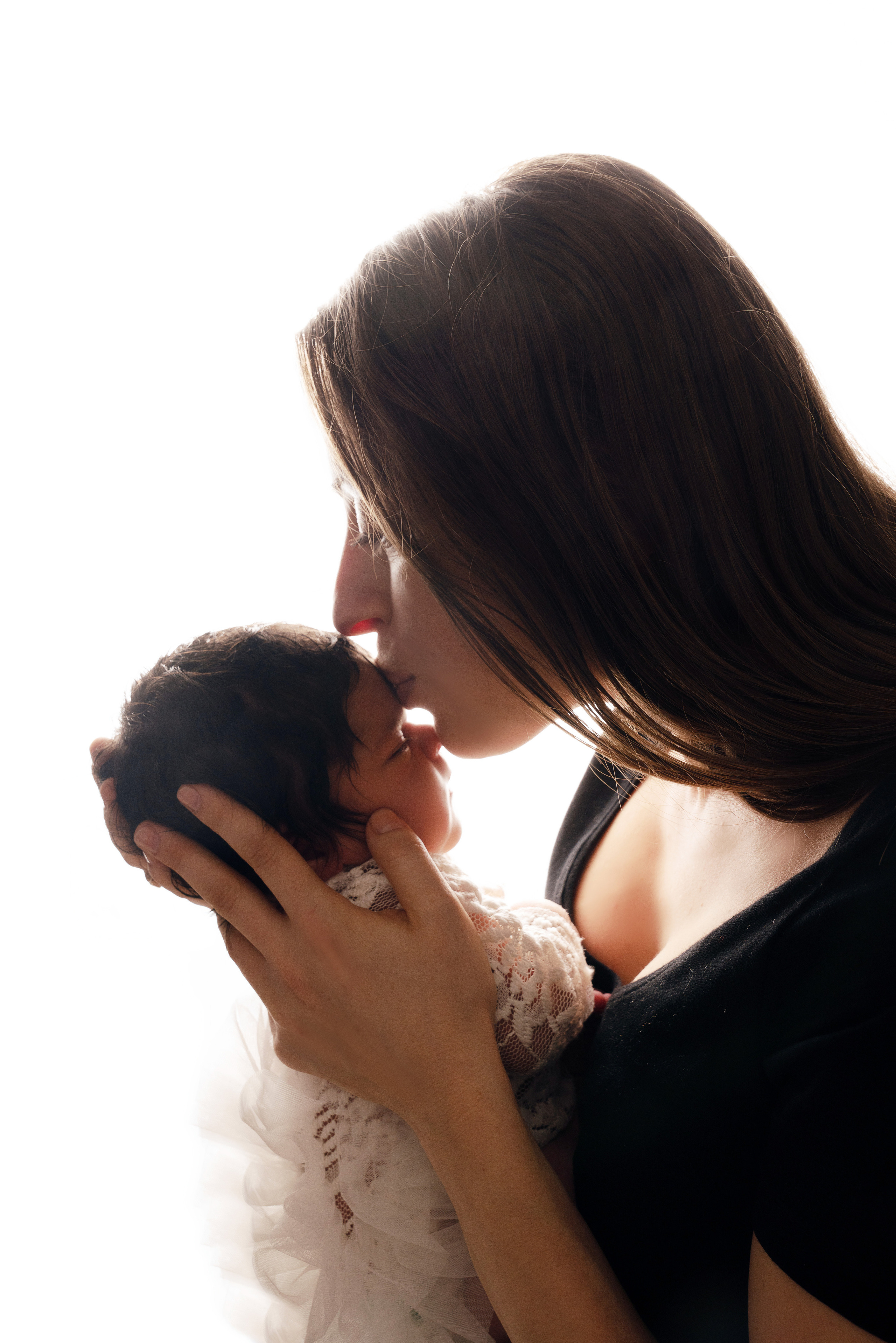 Eine schöne Mama, die ihr kleines Mädchen in den Armen hält