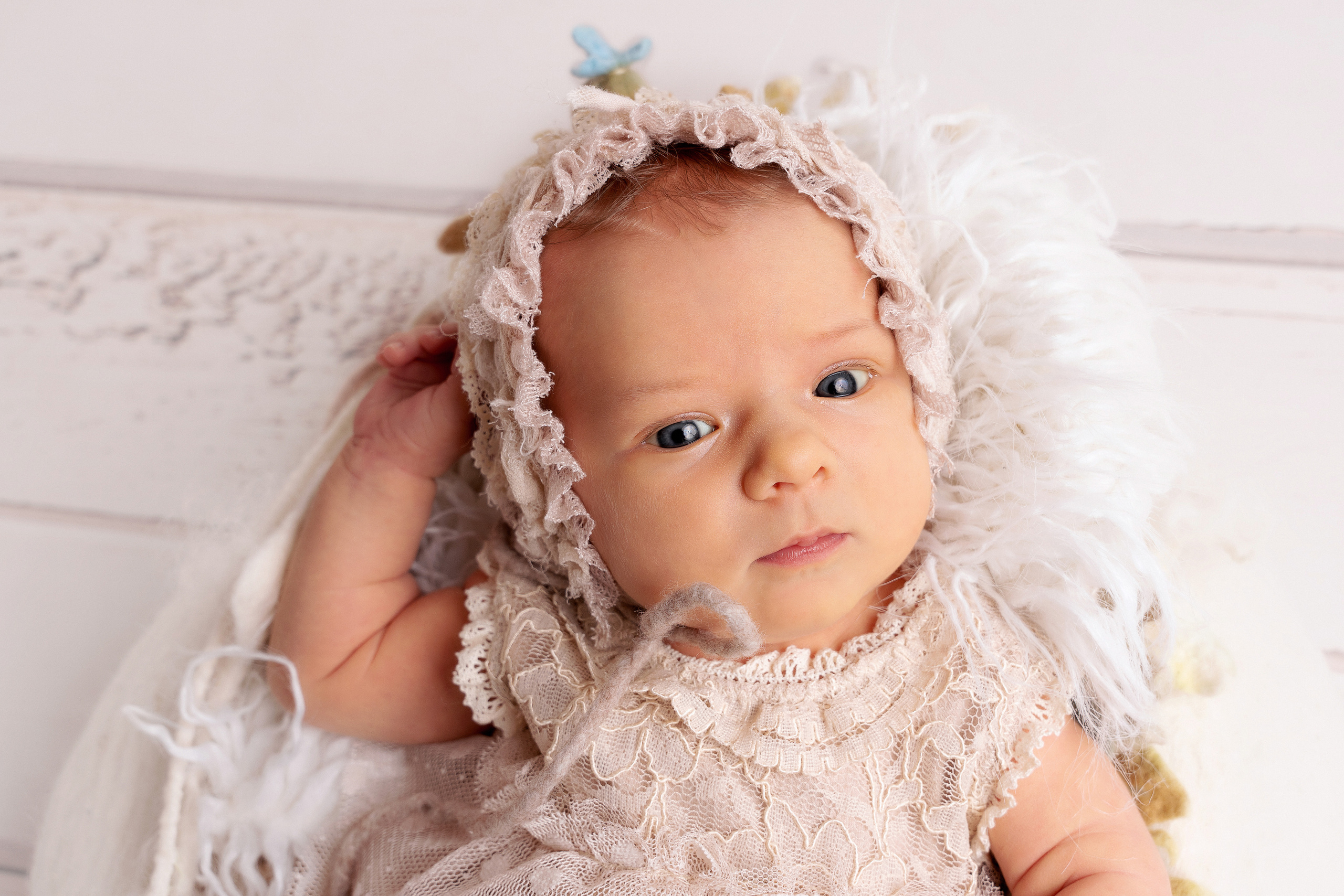 Der kleine Engel schaut uns an und strahlt Freude und Glück aus