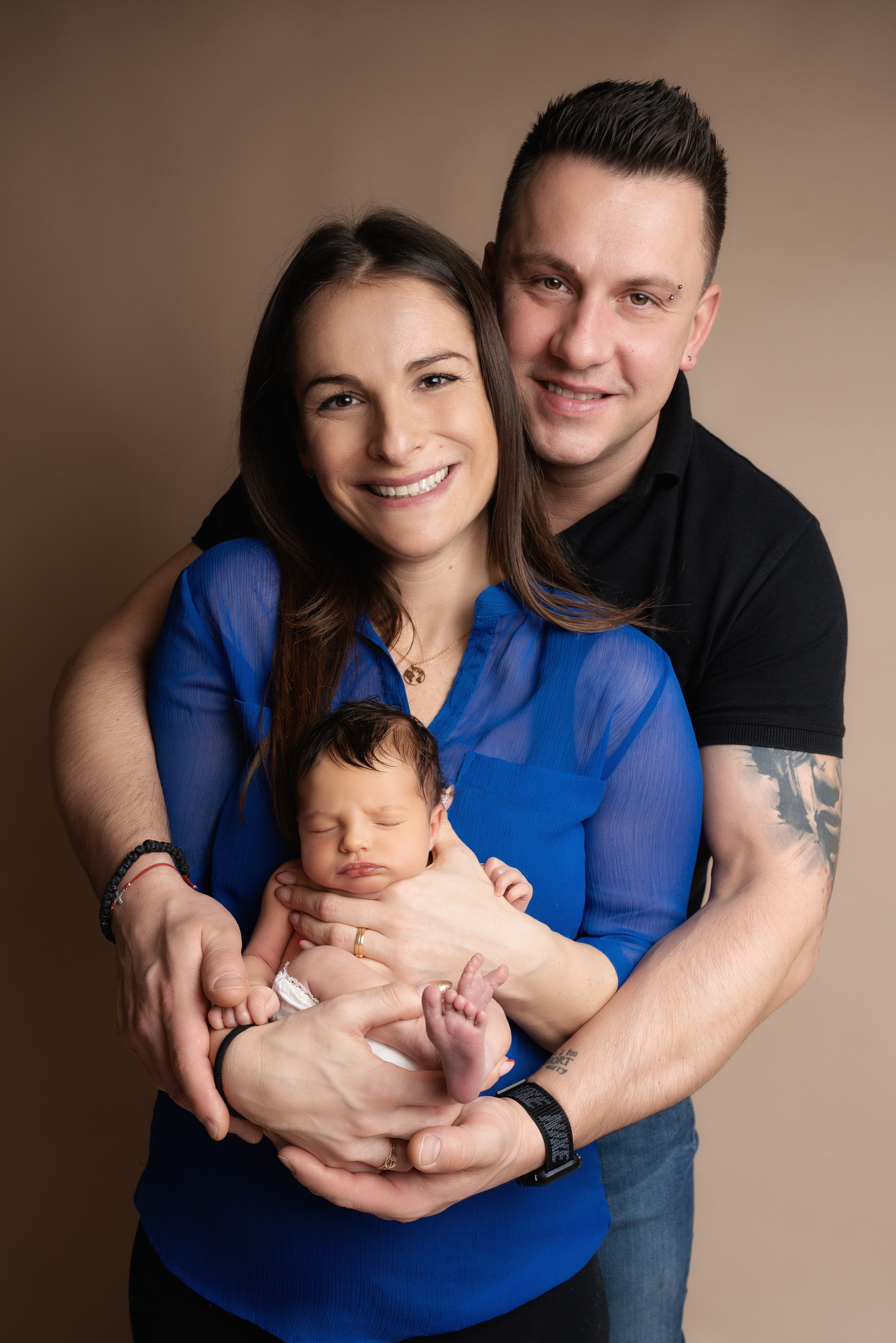 Eine junge Familie, die ihre Liebe zum Ausdruck bringt