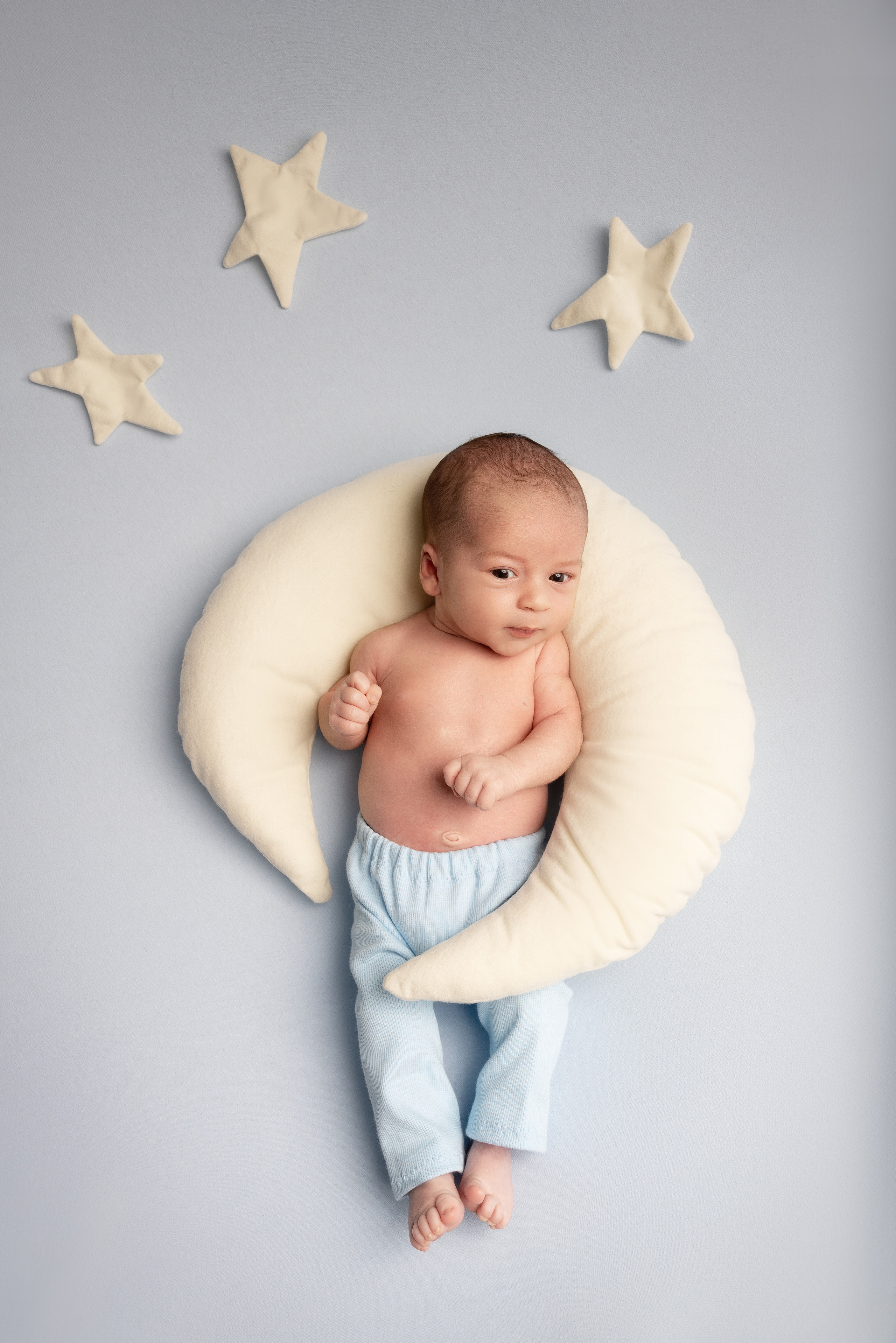 Das kleine Baby liegt in einer nostalgischen Wiege und schläft friedlich