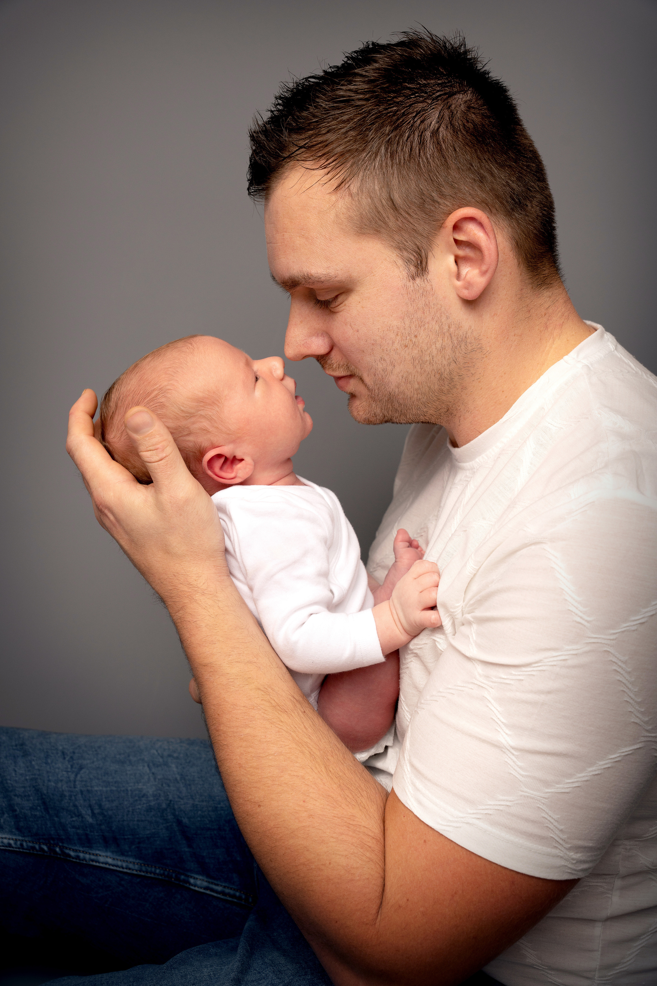 Ein fröhlicher Dad, der seinen Sohn zum ersten Mal hält