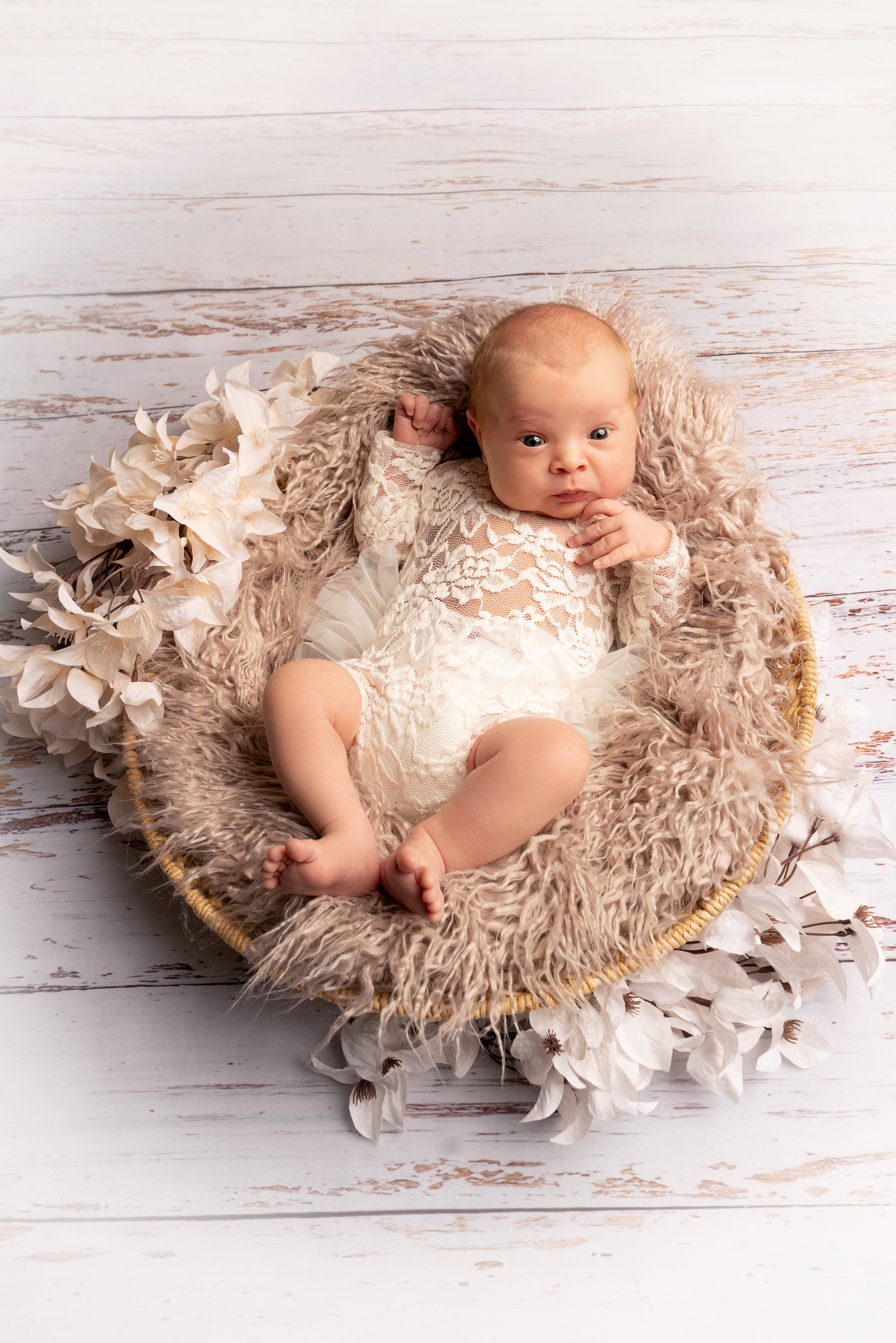 Das Baby ist in einen kuscheligen Strampler eingepackt und macht ein Nickerchen