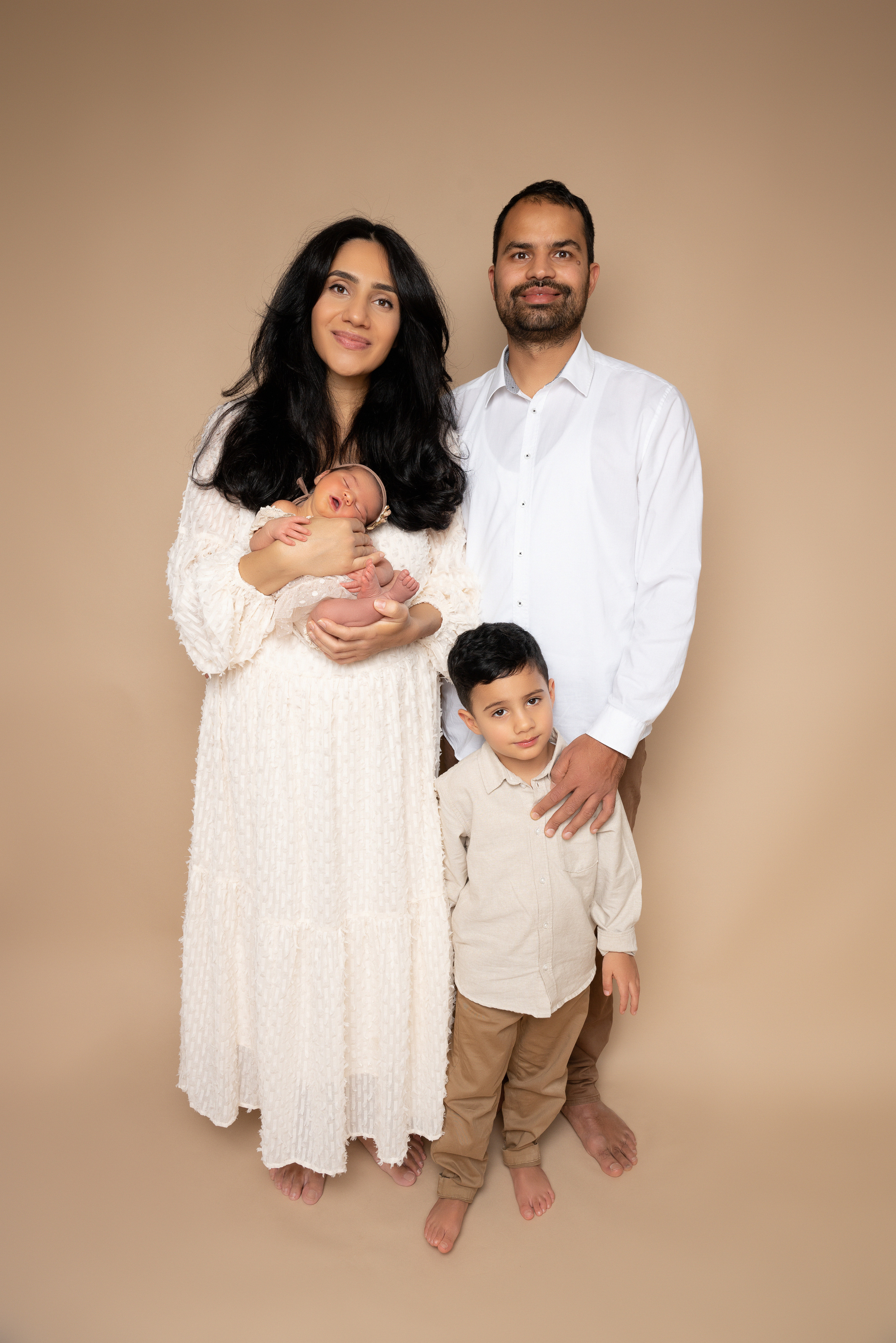 schöne Familie im Fotostudio