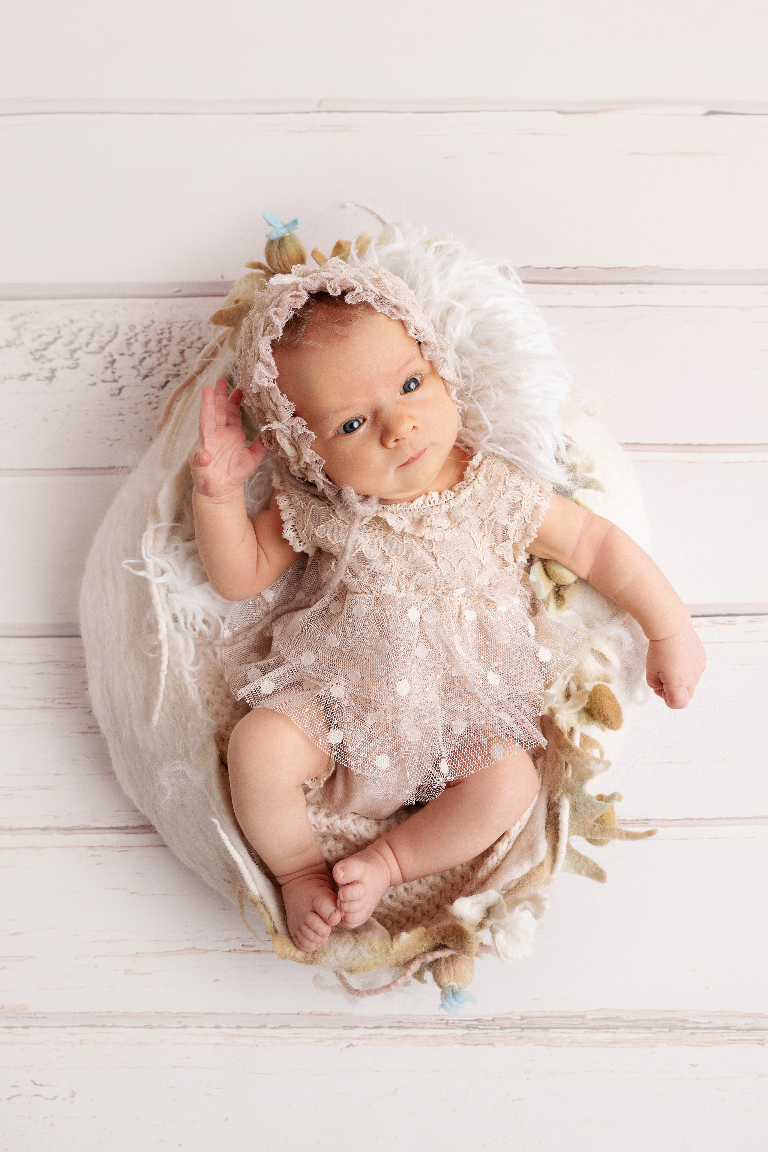 Das Baby ist in eine kuschelige Decke eingewickelt und schläft süß