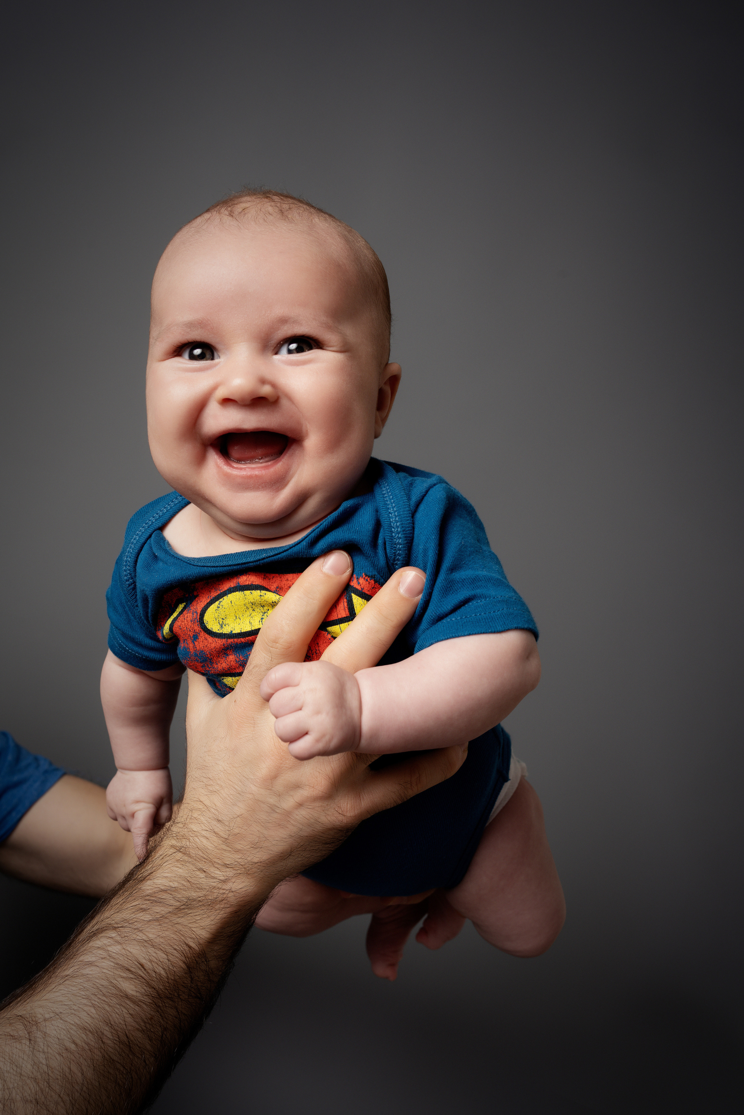 Ein kleiner Junge lacht und spielt mit seinem Papa