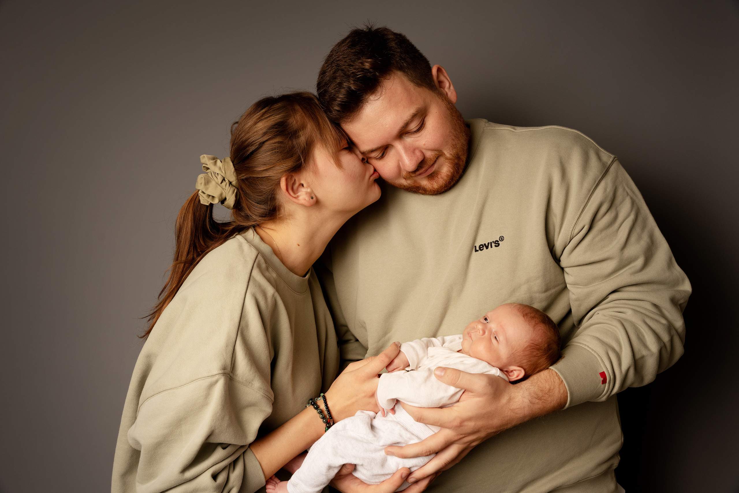 Familienfotoshooting im professionellen Studio. Neugeborenenfotografin und Retoucher in Augsburg Nastassia Schneider