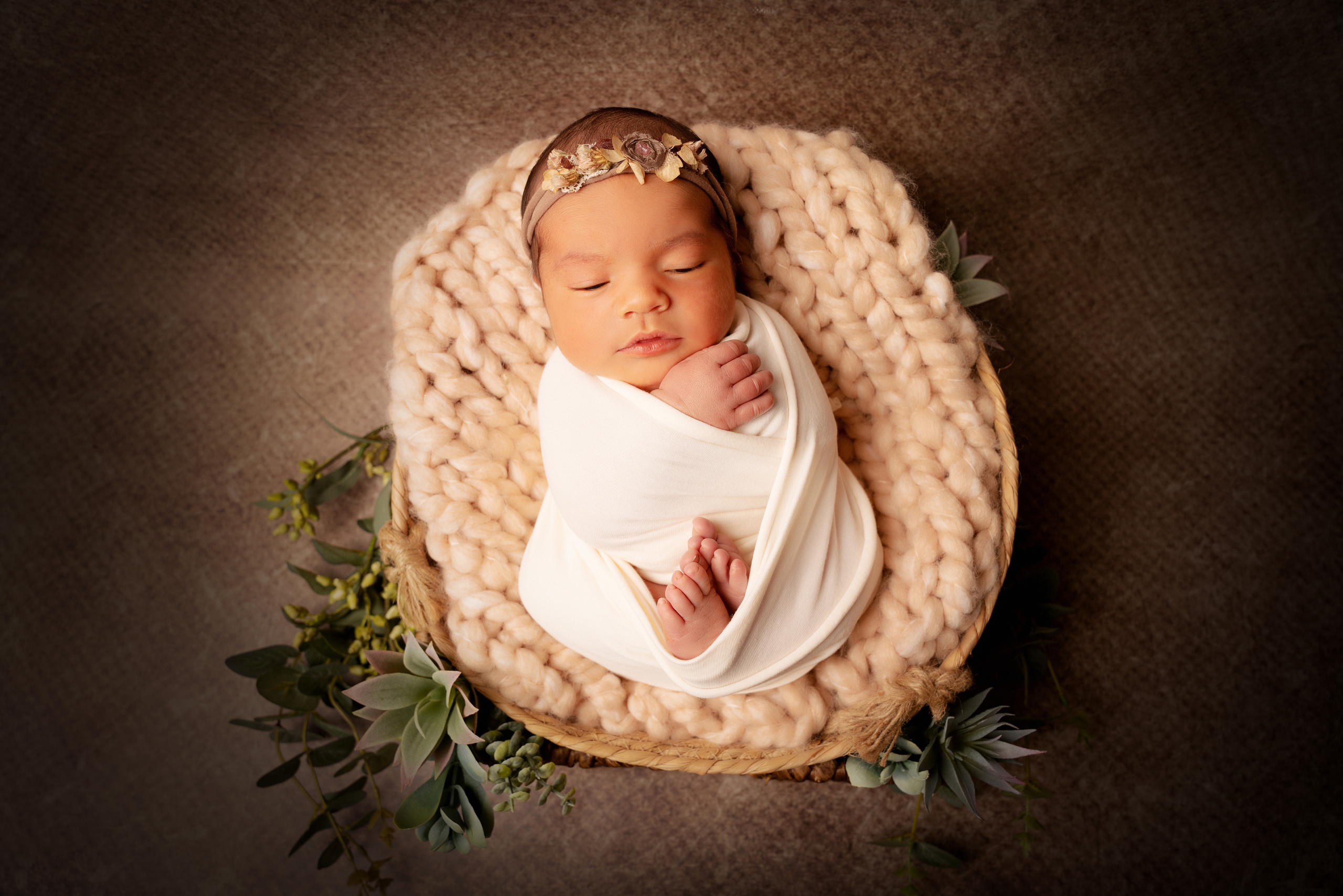 Ein kleines Mädchen schlummert in einem Korb mit Blumen