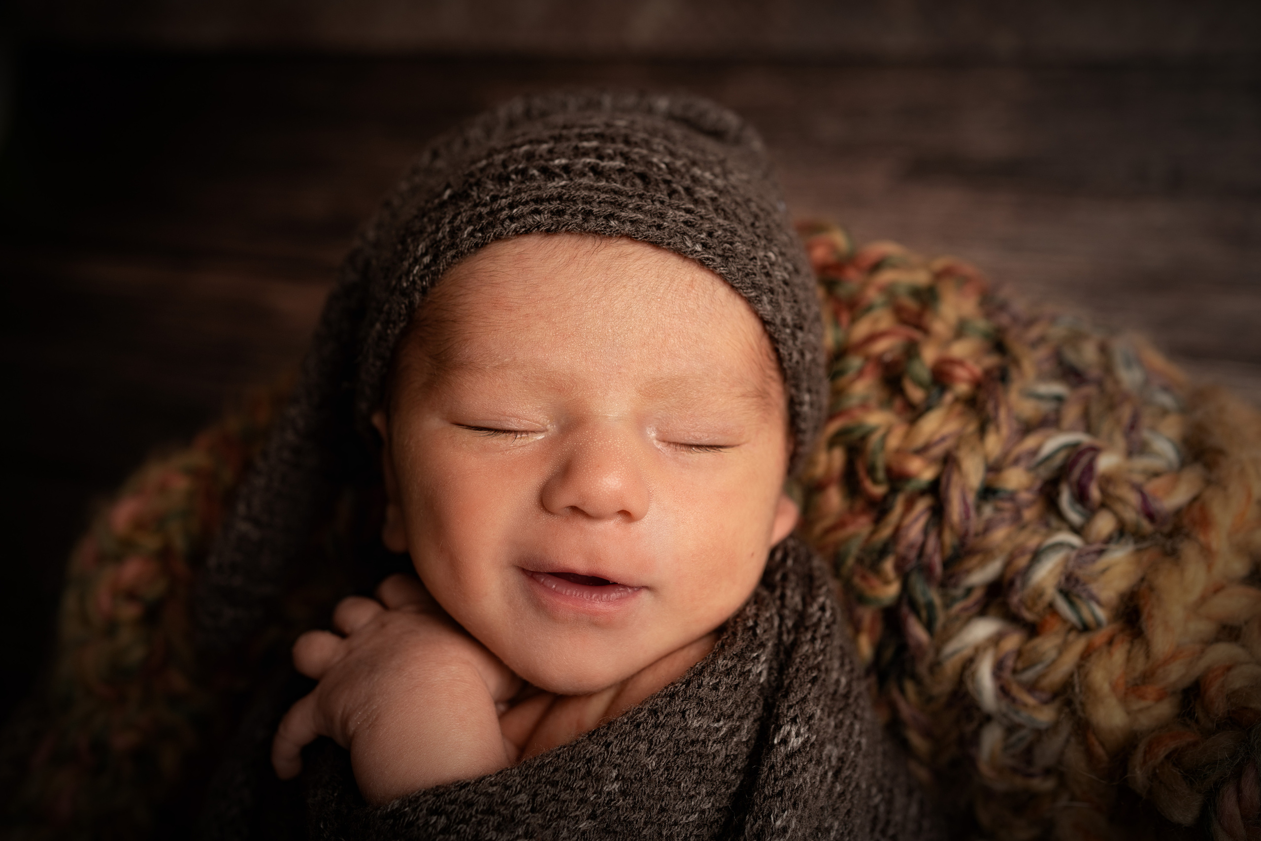 Ein kleiner Junge hält eine winzige Decke