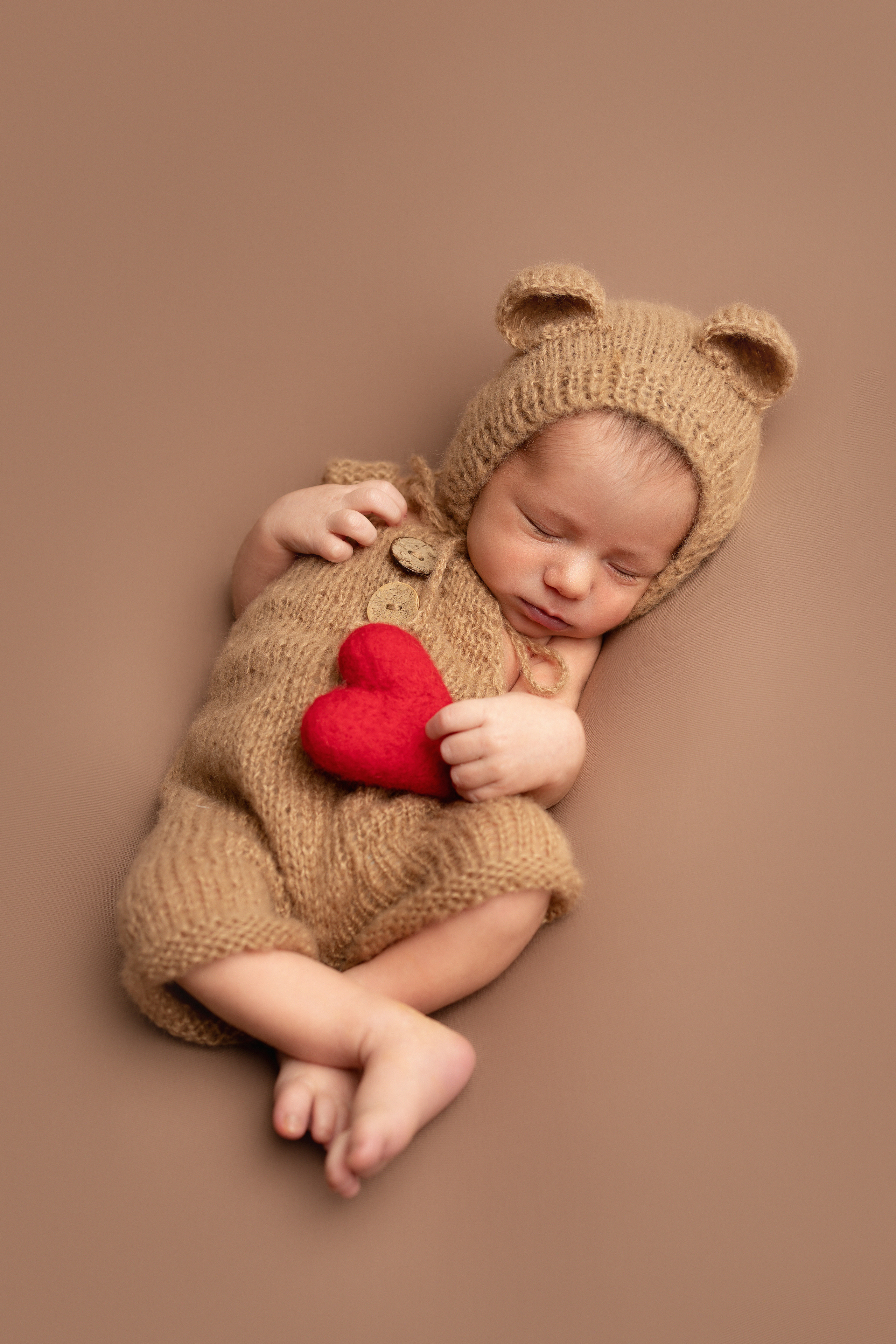 Ein Baby hält ein Plüschtier in seinen Armen