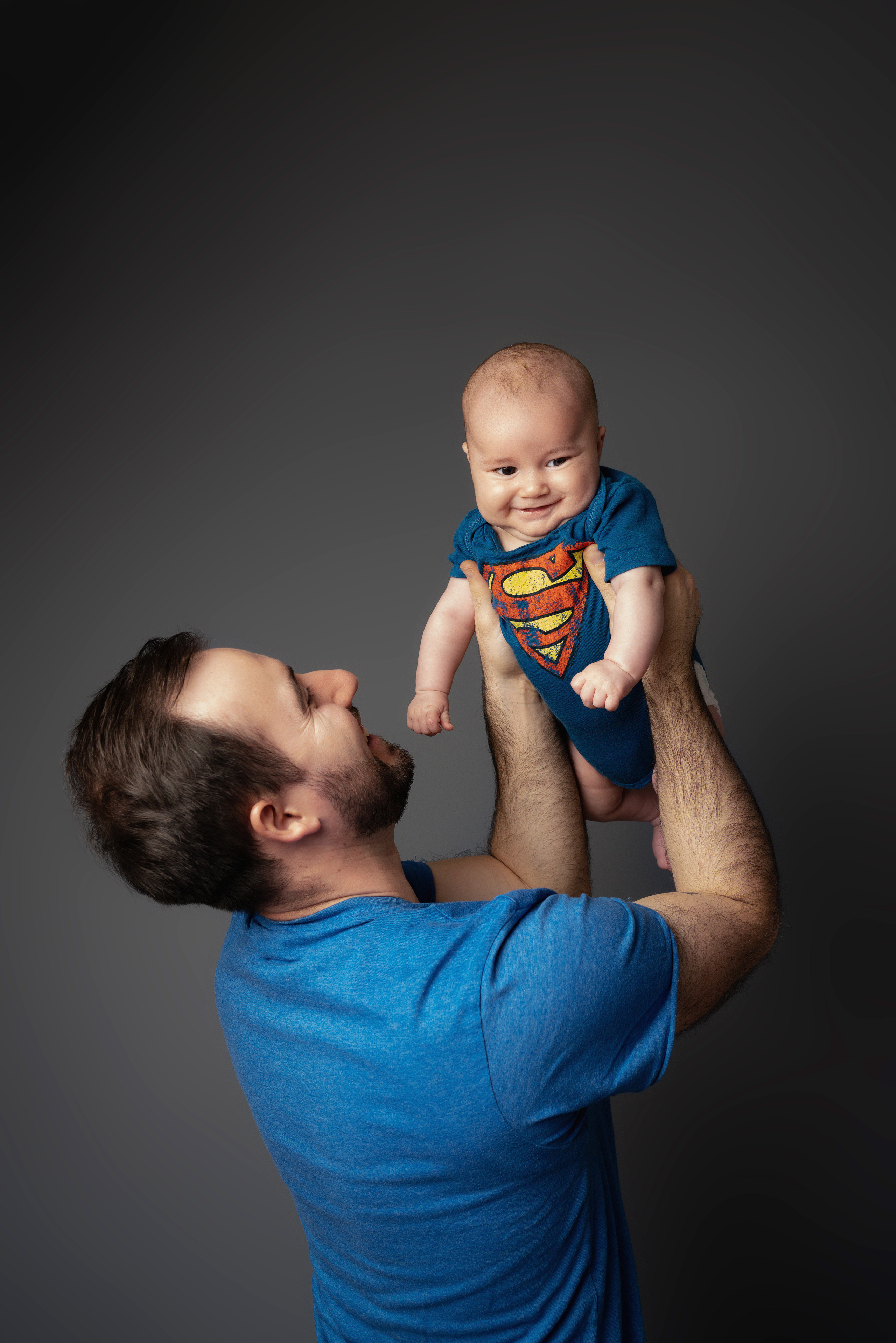 Ein kleiner Mann, der sich in den Armen seines Papas geborgen fühlt