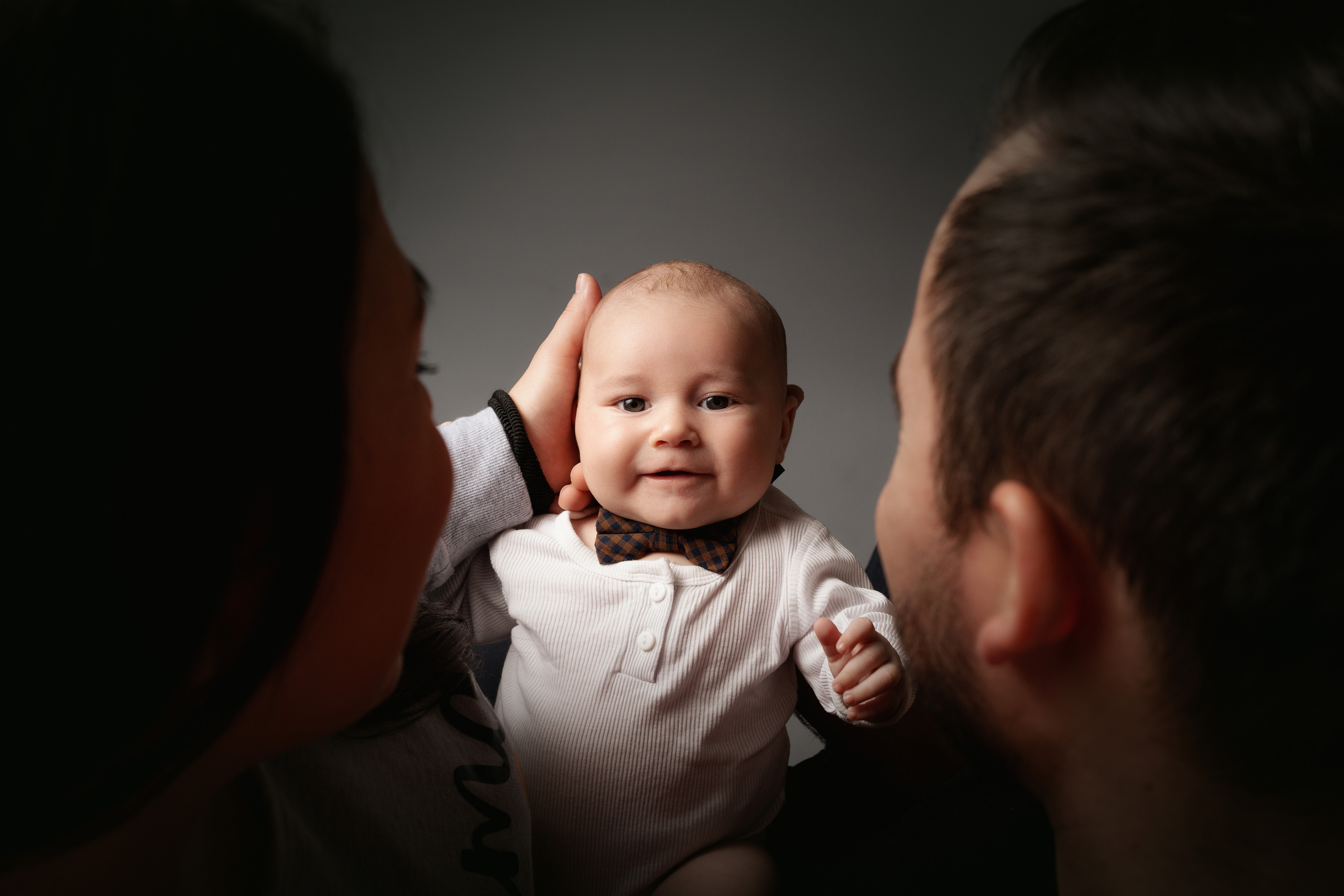 Eine junge Mama, die ihr Baby stillt