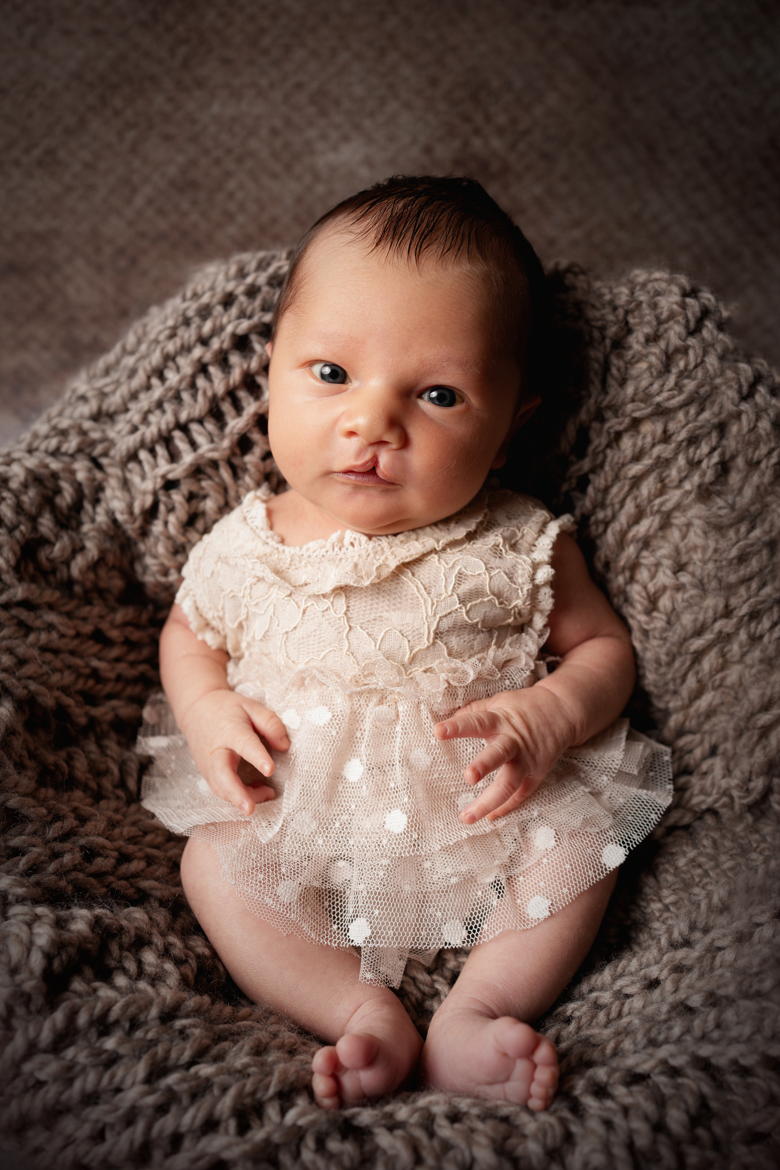 Eine kleine Babytochter, die in ihrem Bettchen schläft