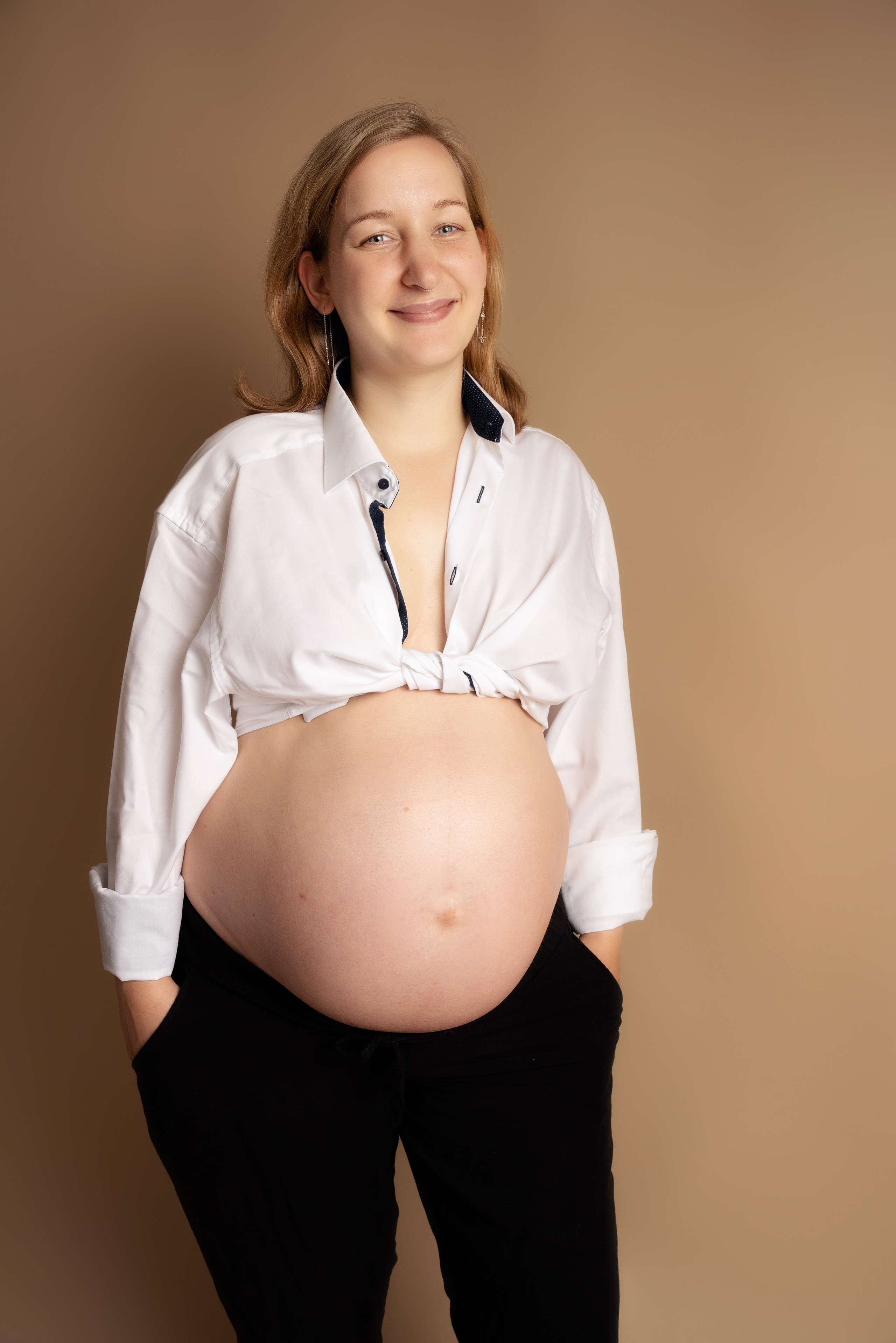 Ein süßes Babyoutfit hängt auf einer Leine im Freien