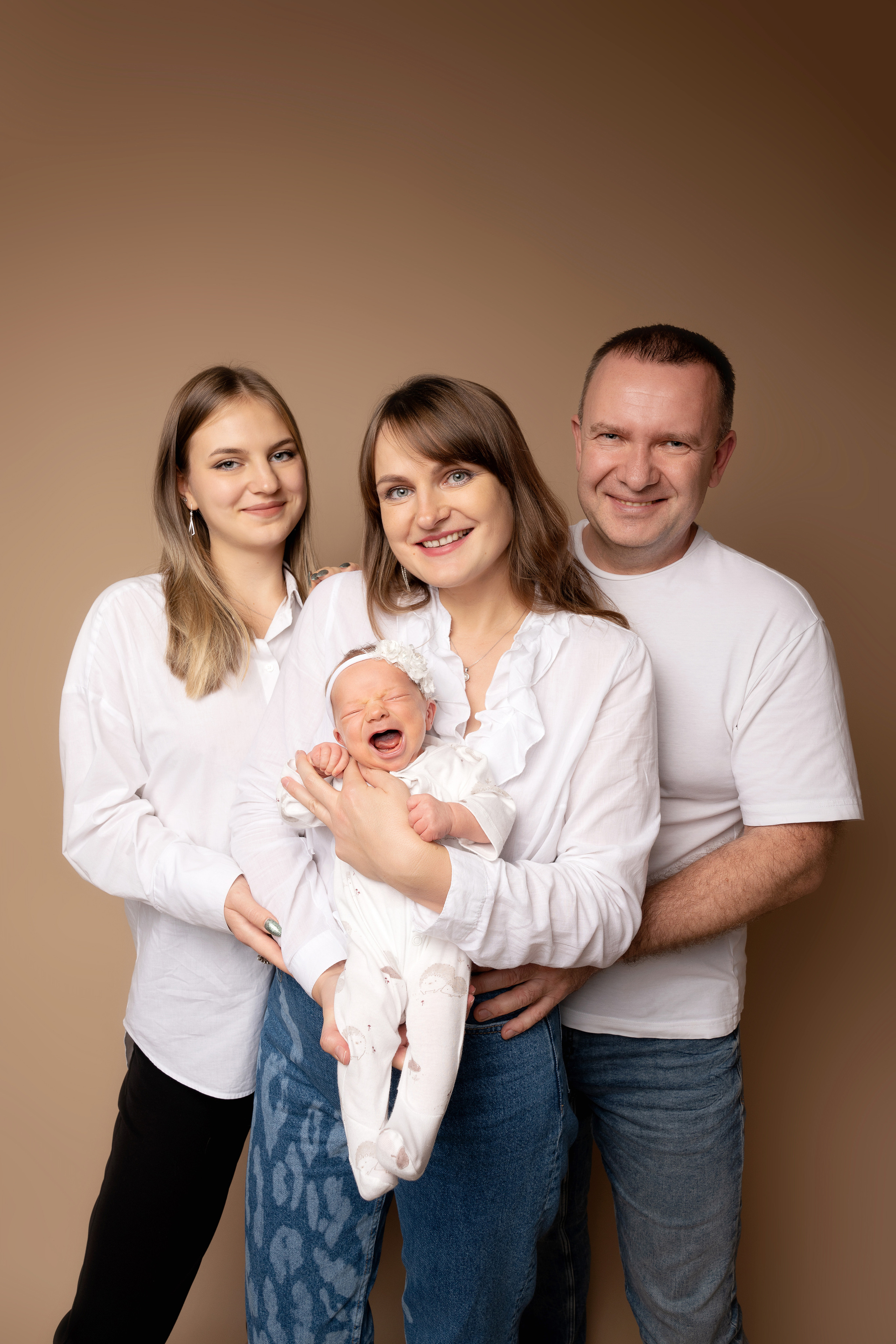 Ein kleines Kuschelmonster mit einem fröhlichen Gesichtsausdruck