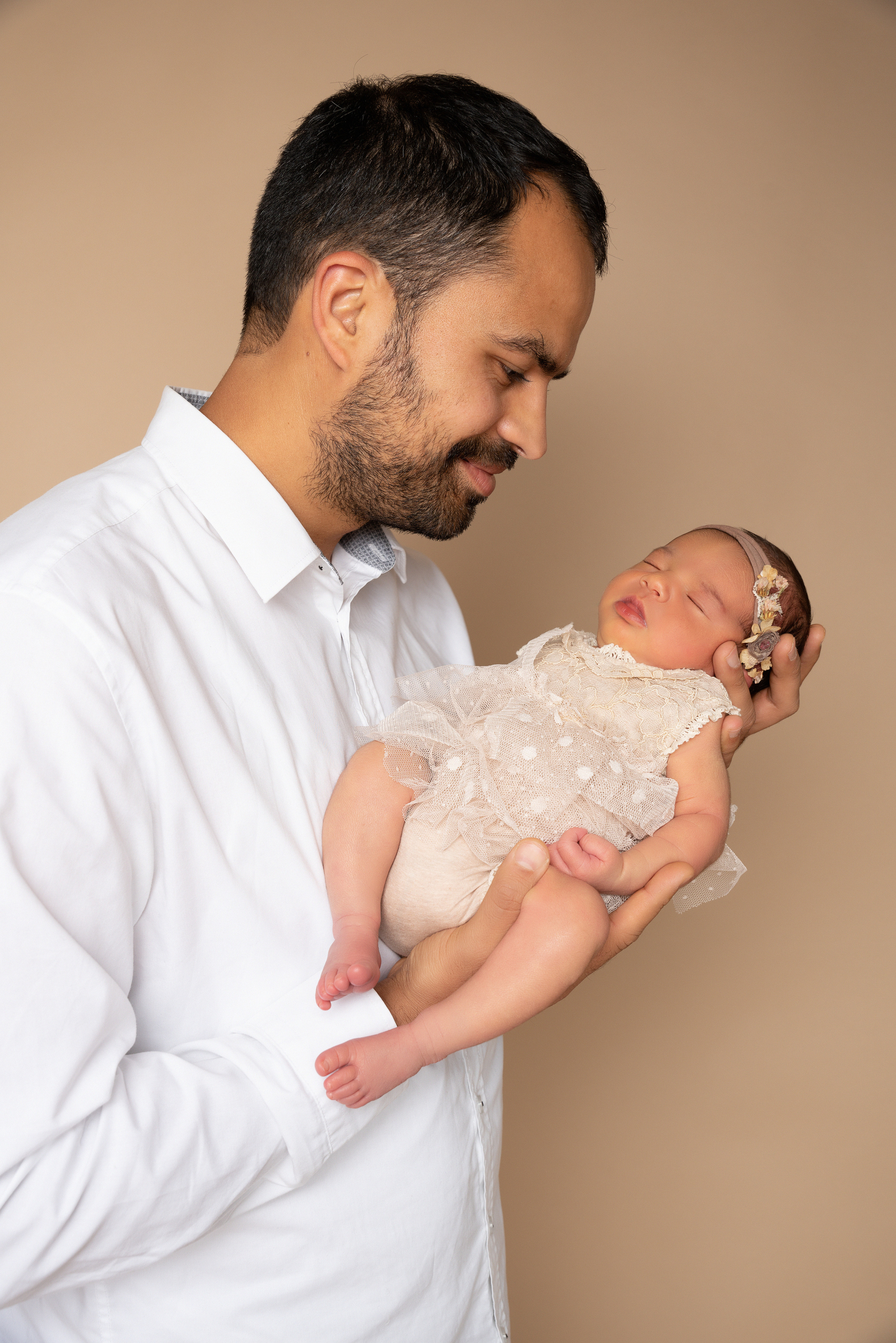 Papa bewundert die Schönheit seiner Tochter