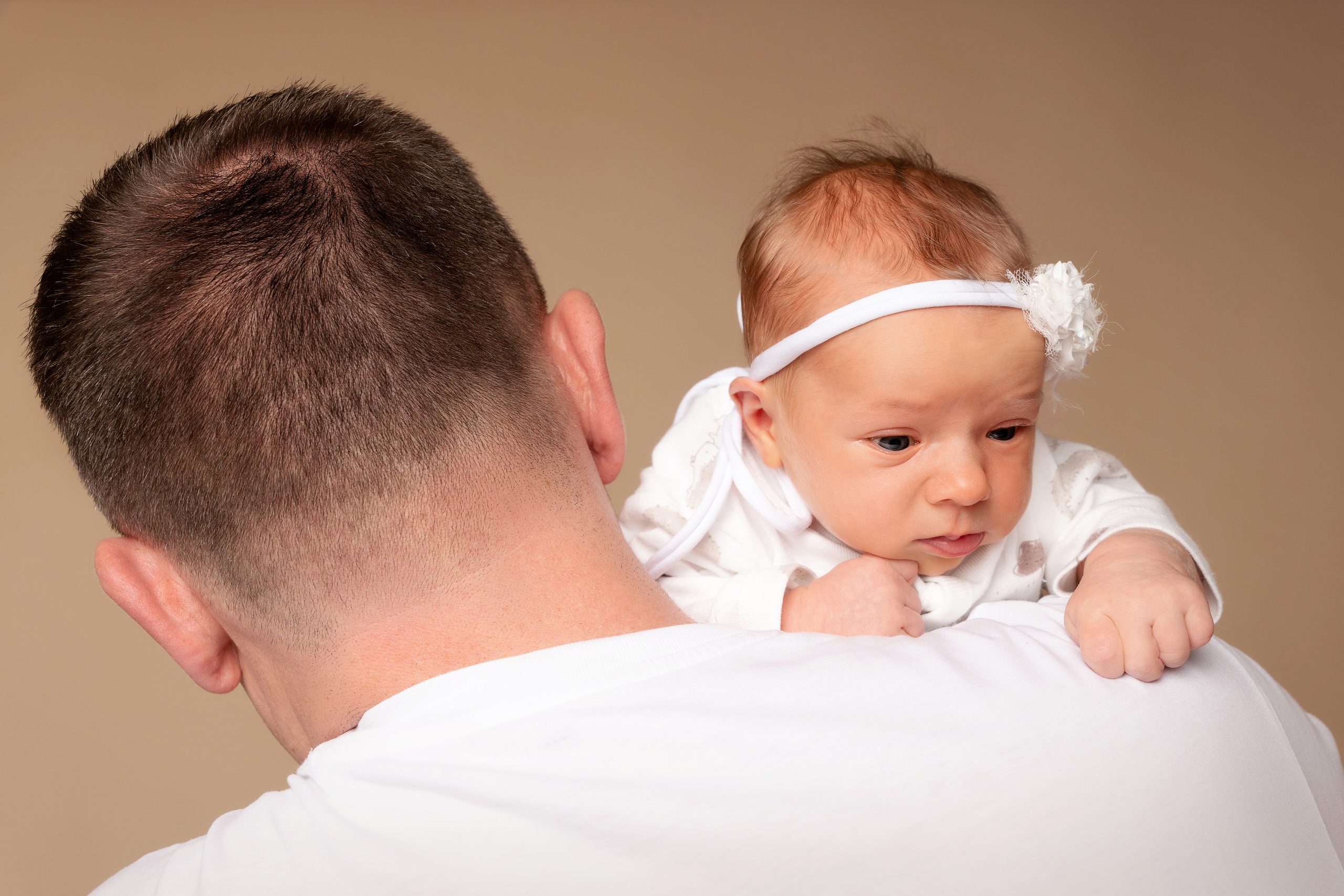 Papa und neugeborenes Kind im Studio