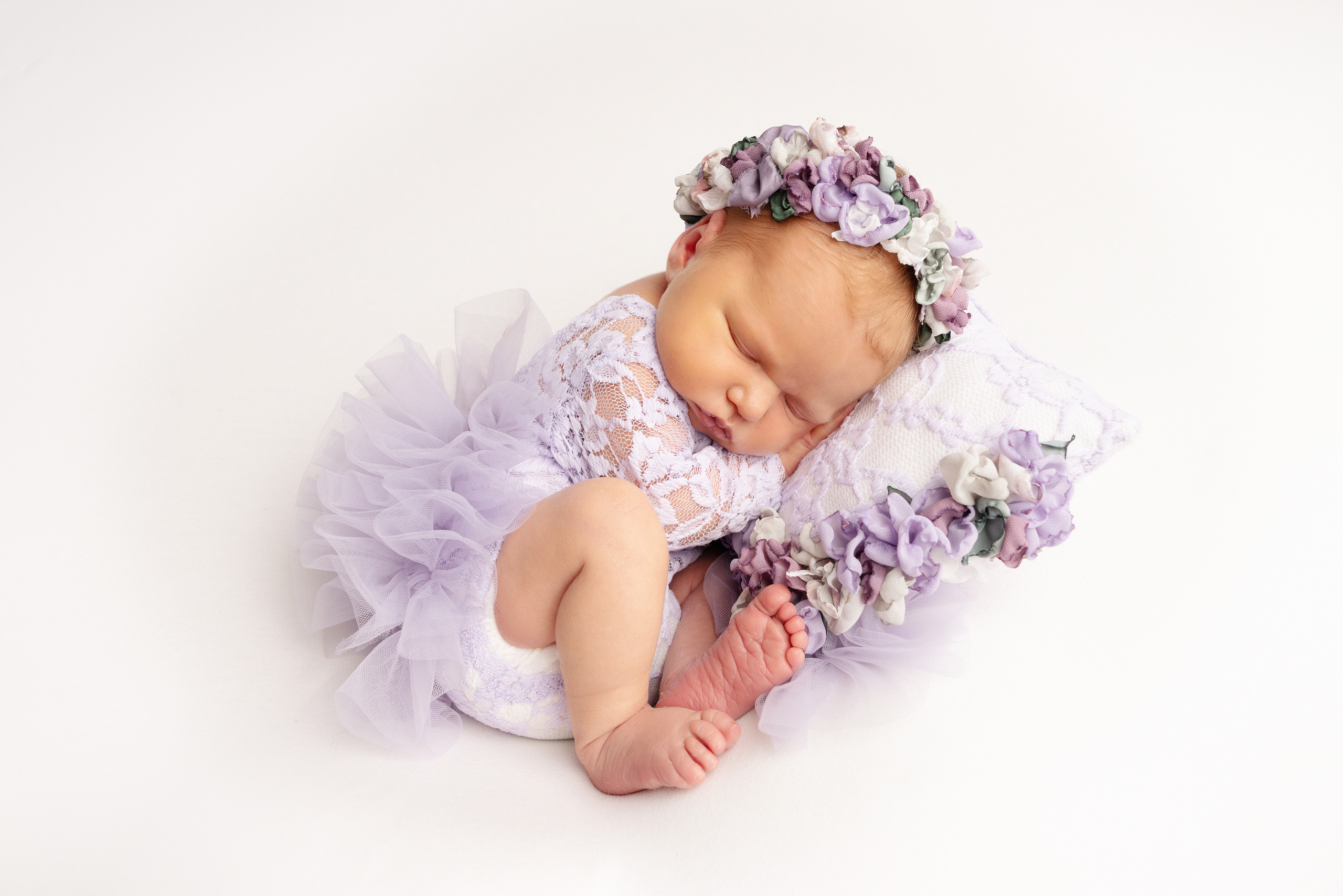 Ein kleines Mädchen in einem kuscheligen Schlafsack