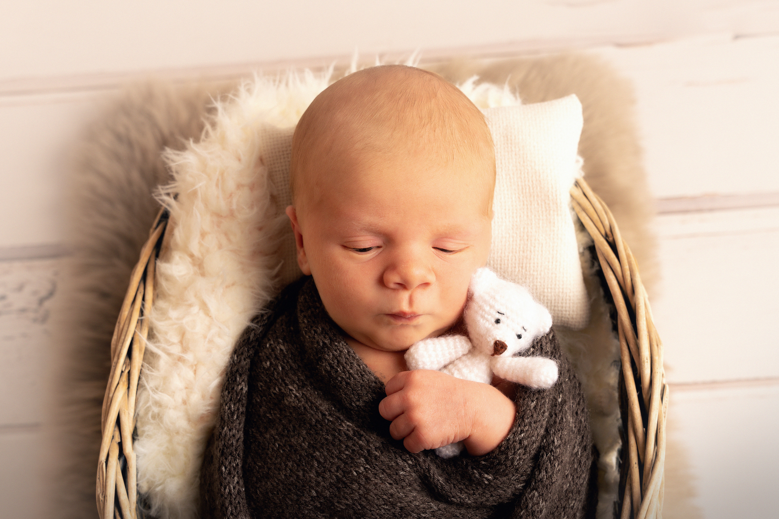 Ein kleiner Junge, der selig in seinem Bettchen schnarcht