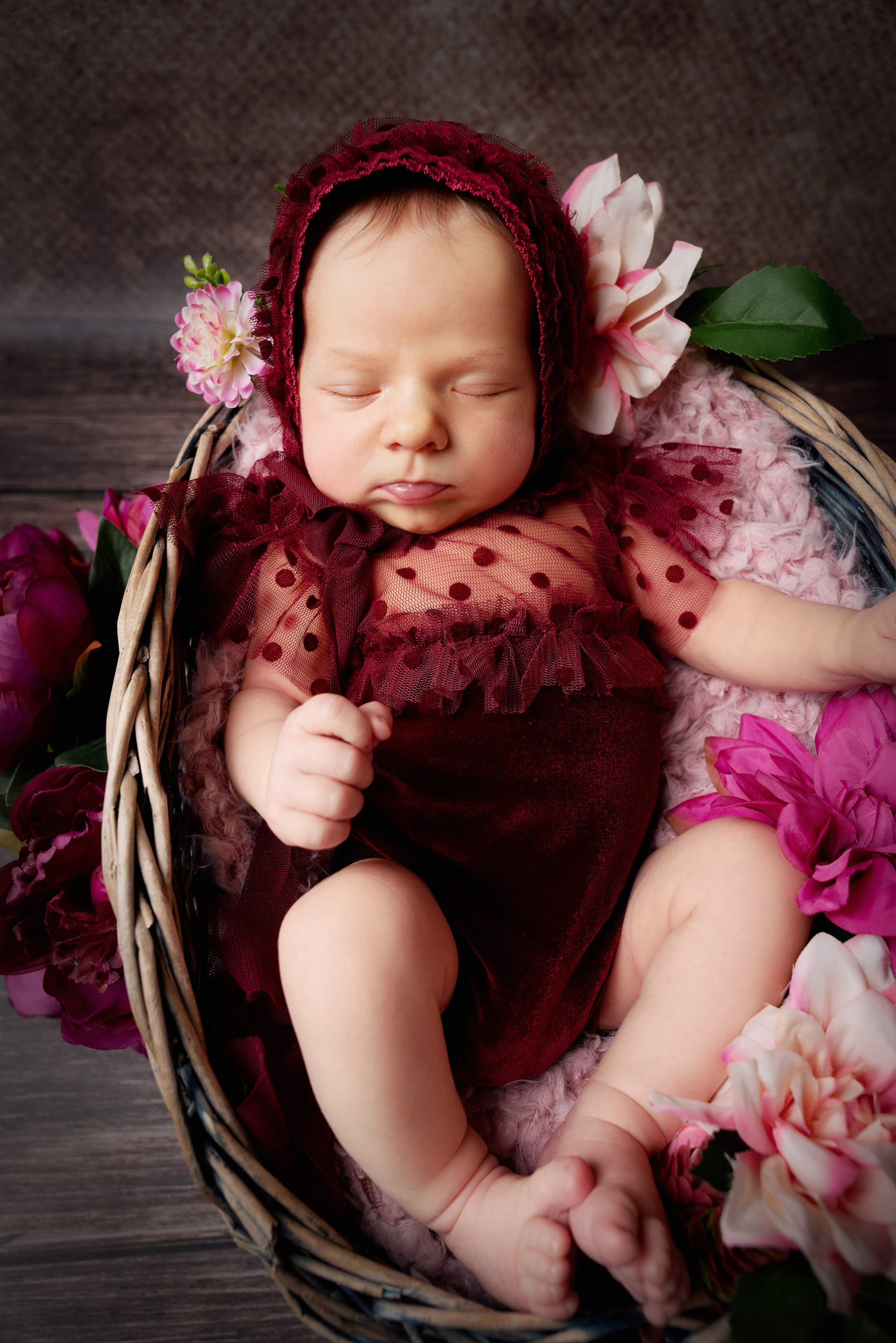 Ein kleiner Engel schläft ungestört in seiner Wiege