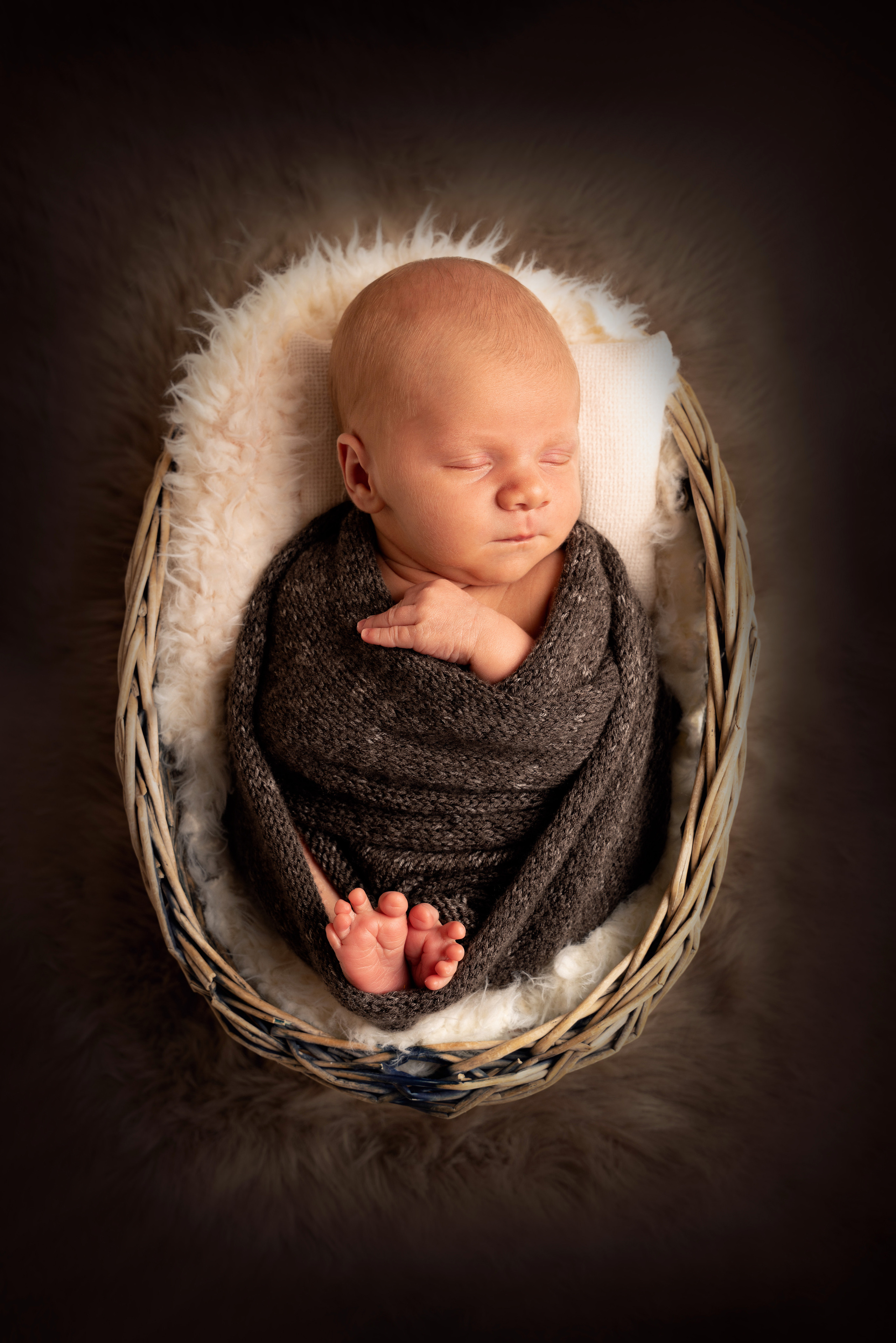 Ein kleiner Mann, der stolz seine Augen öffnet