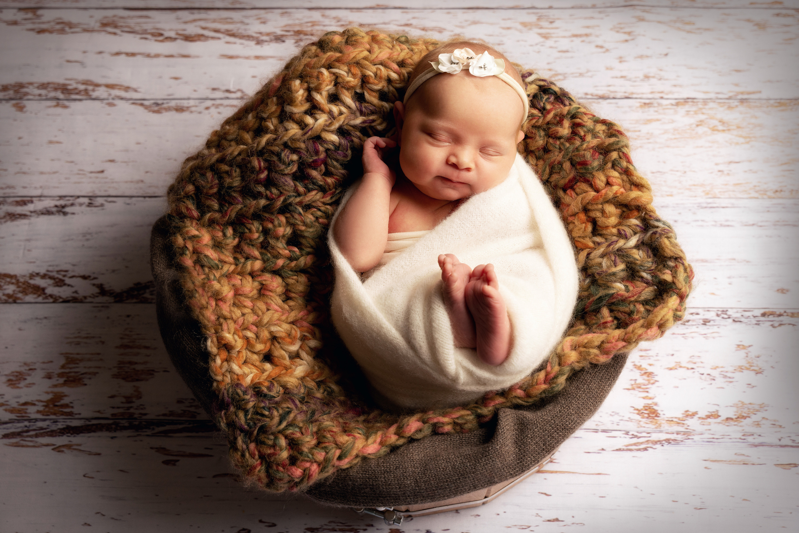 Ein zauberhaftes Baby, das genauso zart und empfindlich ist wie eine Blume