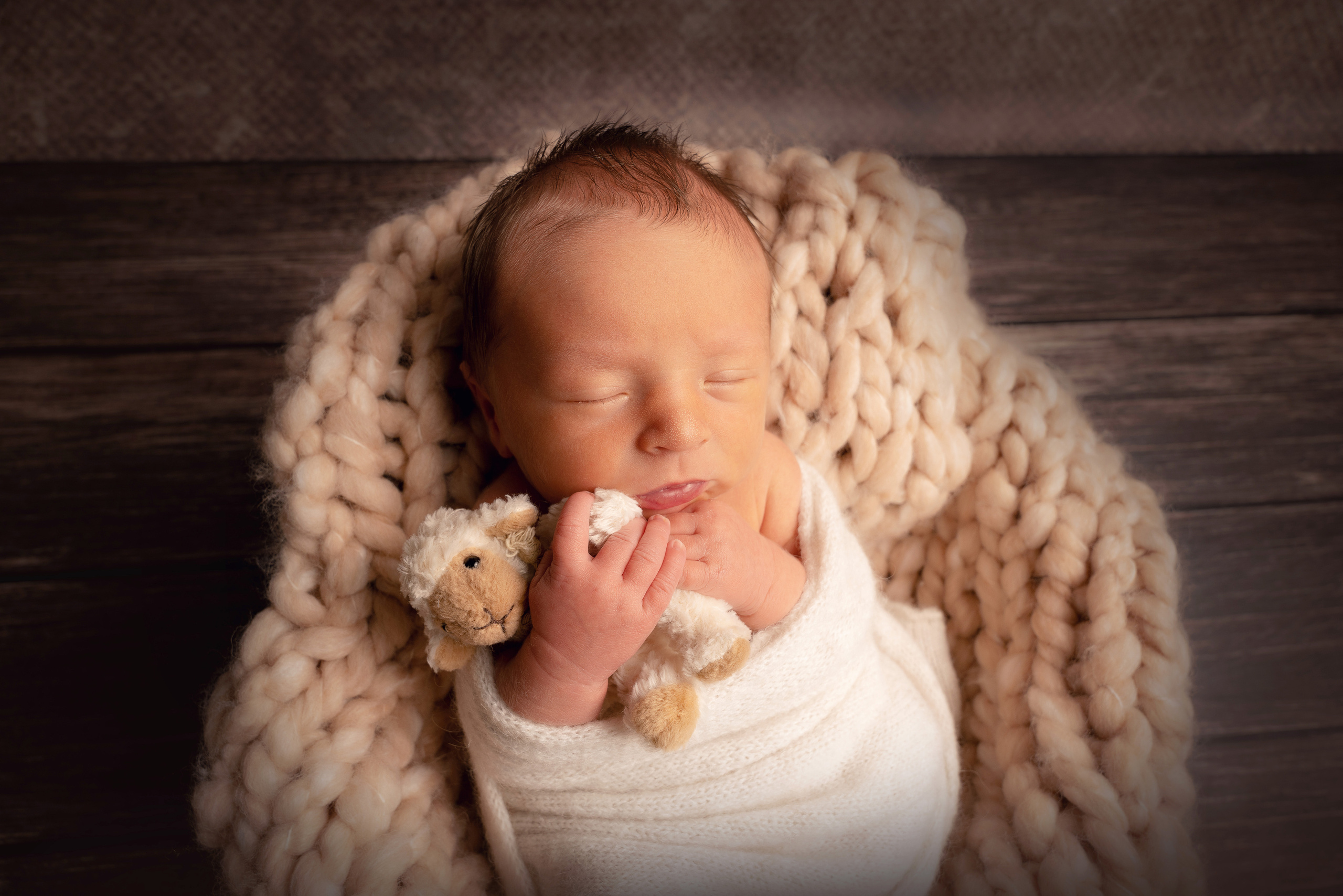 Ein zufriedener kleiner Junge, der sanft schnarcht