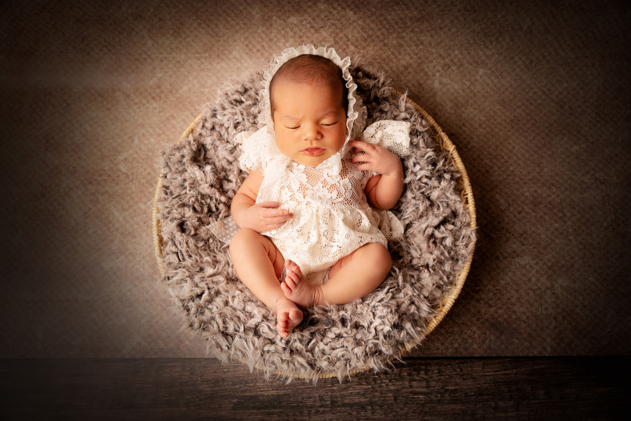 Ein kleines Mädchen lacht und spielt mit ihren Zehen