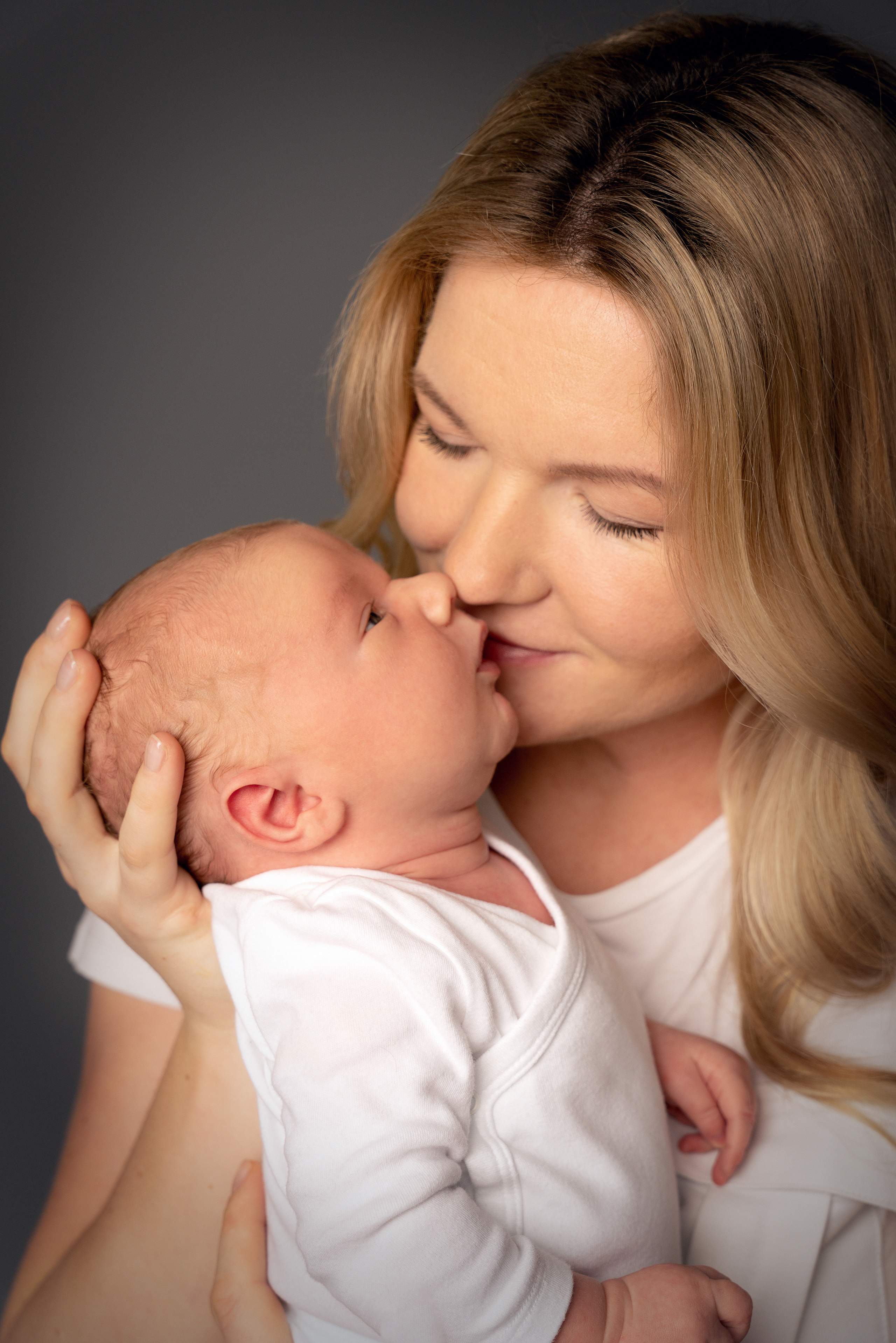 Ein kleiner Mann, der liebevoll von seiner Mama betrachtet wird