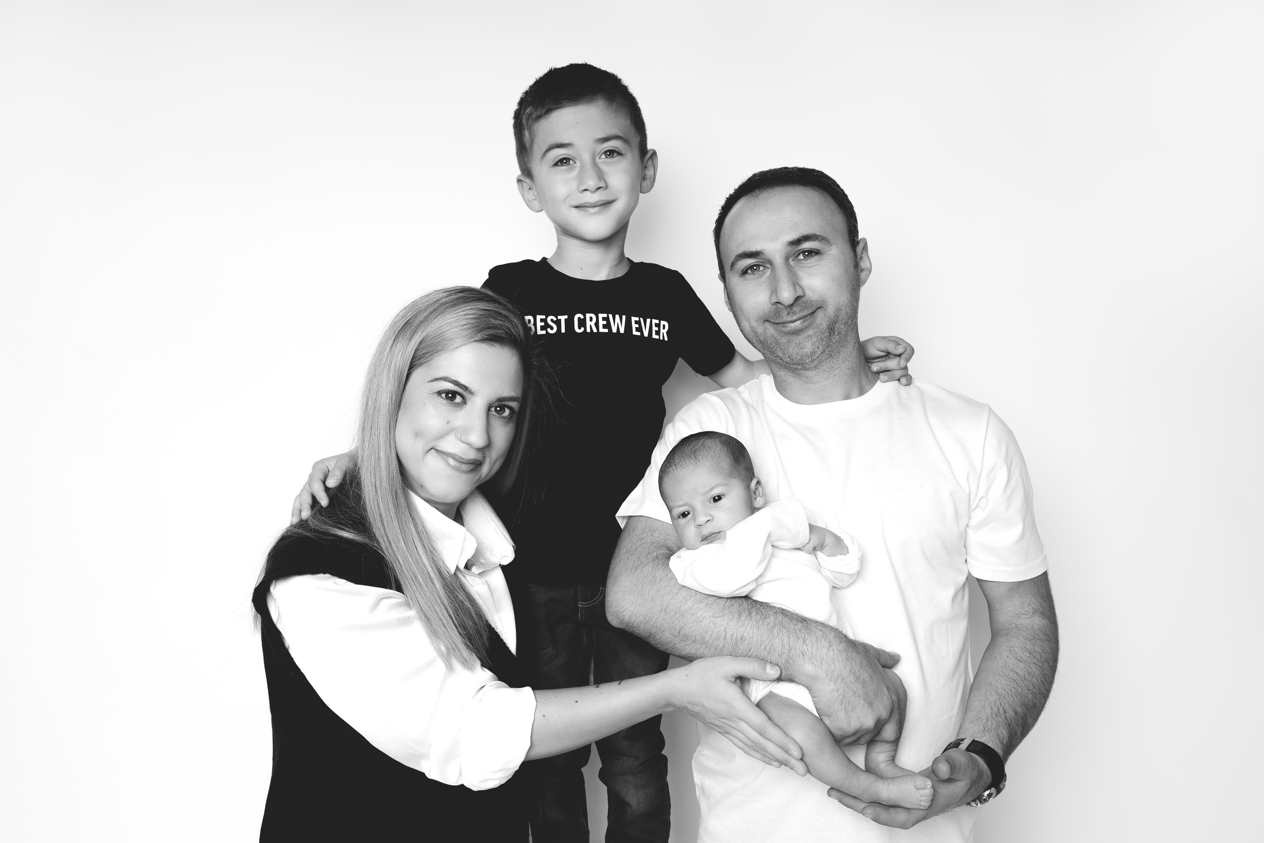 Ein kleines Bündel Freude, umgeben von liebevollen Eltern