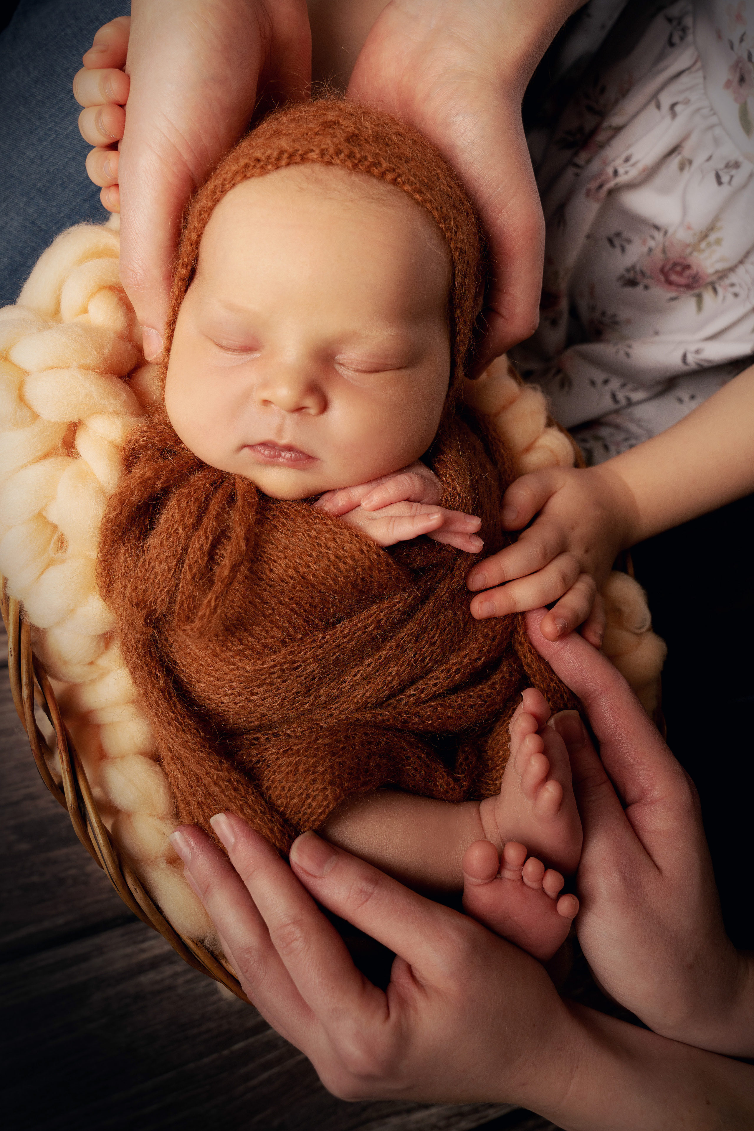 Das Baby ist in eine weiche Decke eingewickelt und schläft wie ein Engel