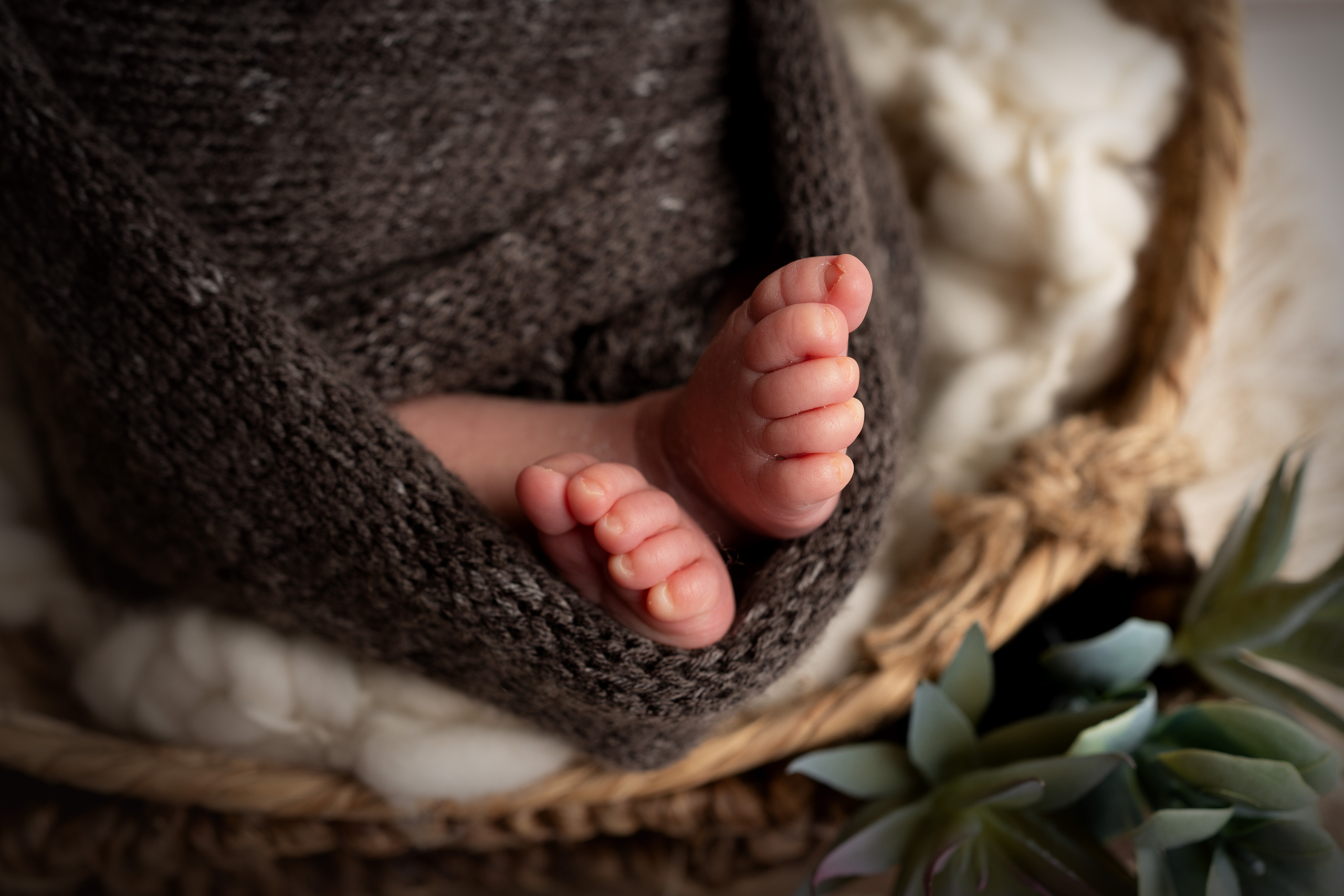 Eine kleine Mädchen schlummert in einer weichen Decke