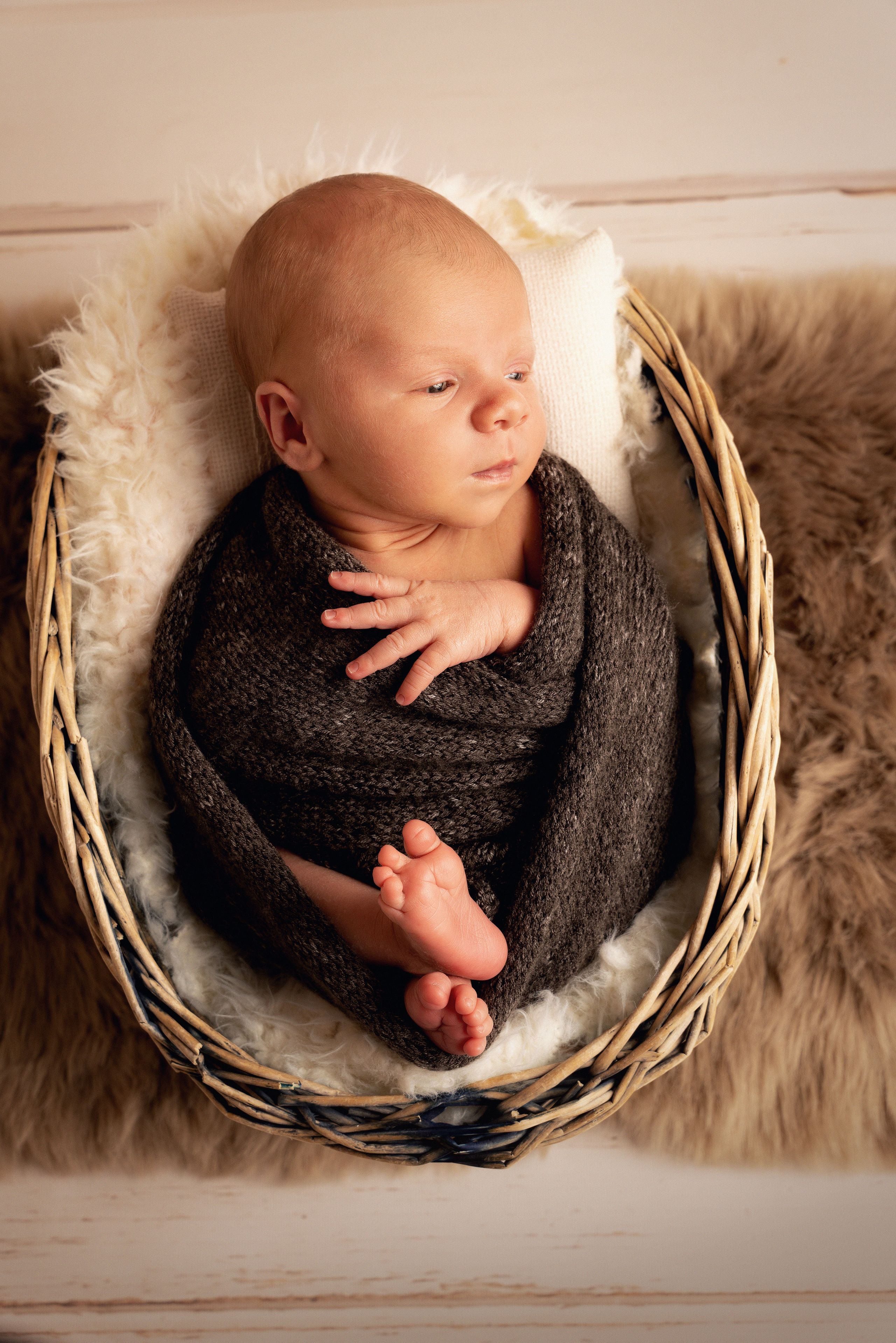 Ein niedliches Baby, das zum ersten Mal das Licht der Welt erblickt hat