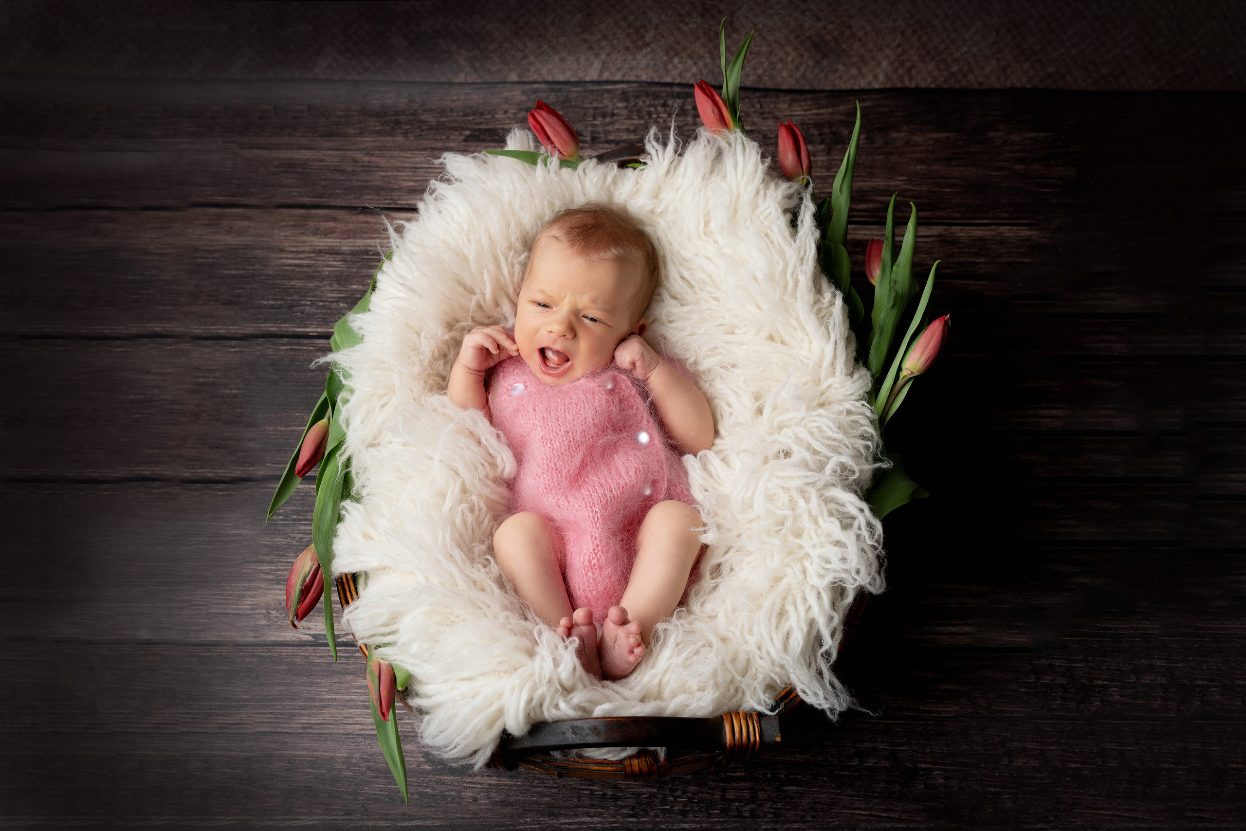 Das Baby lächelt und lässt unsere Herzen höher schlagen