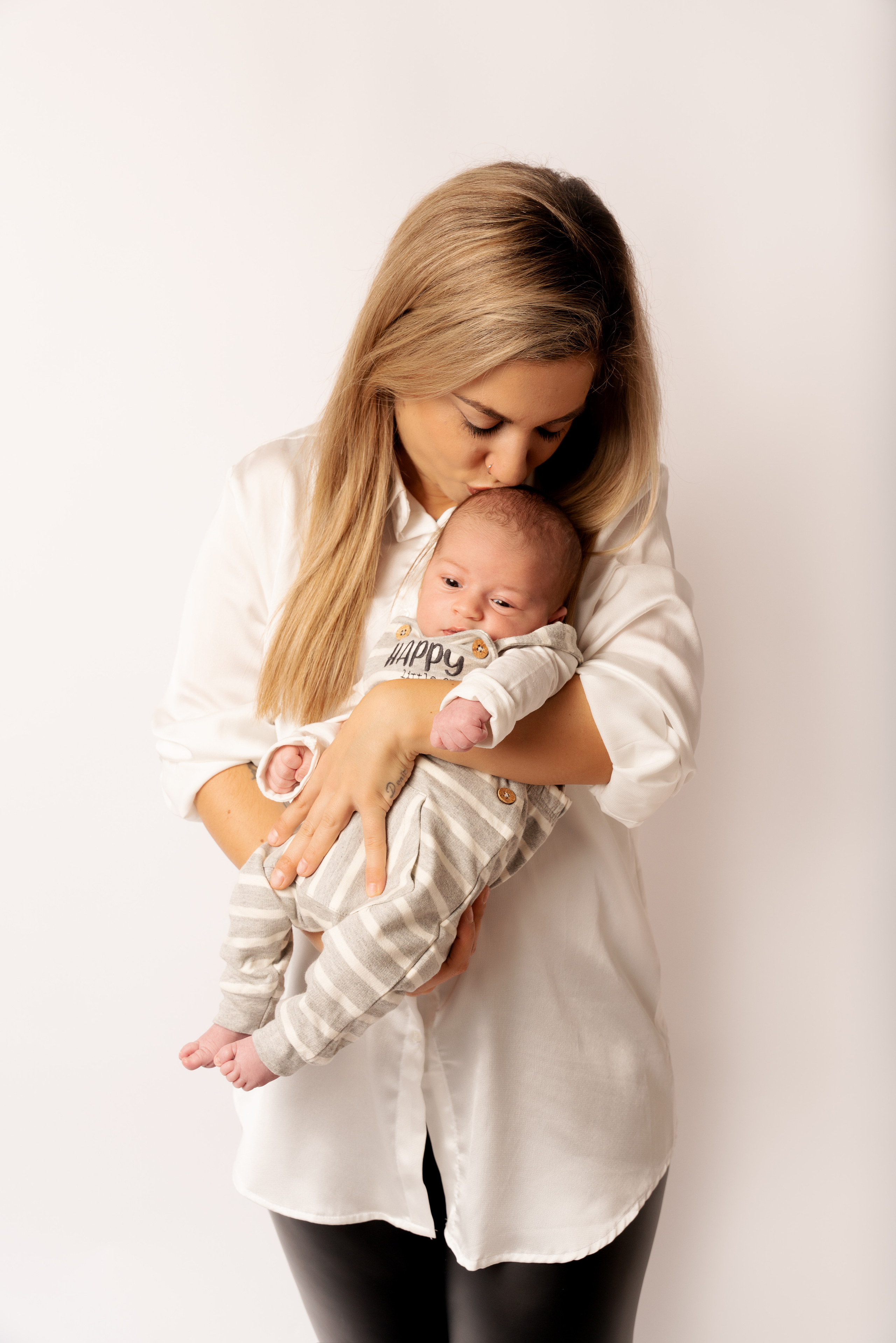 Eine süße Momentaufnahme - das Baby hält den Daumen seiner Mutter