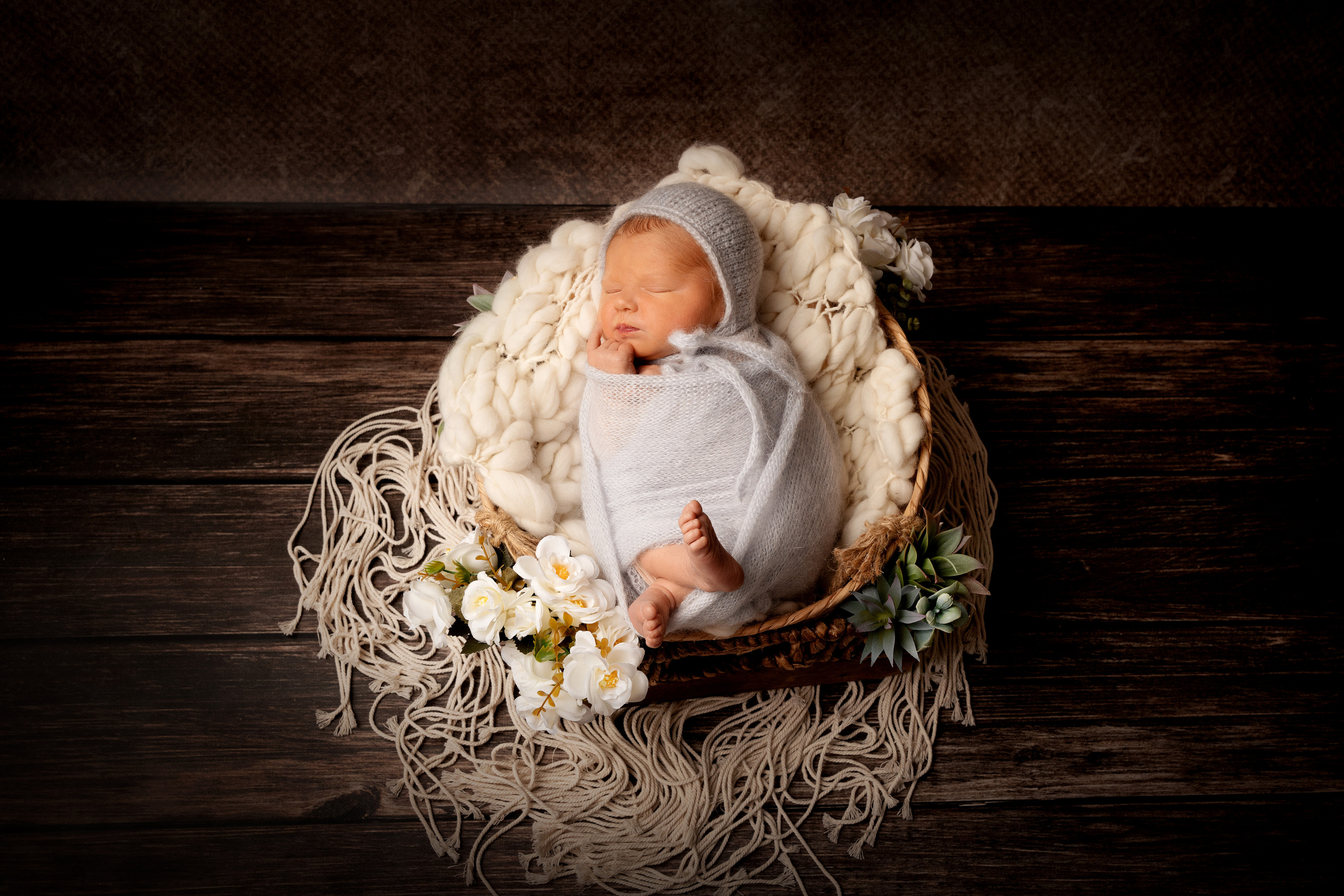 Eine neugeborene Tochter, die ihren Schlaf genießt