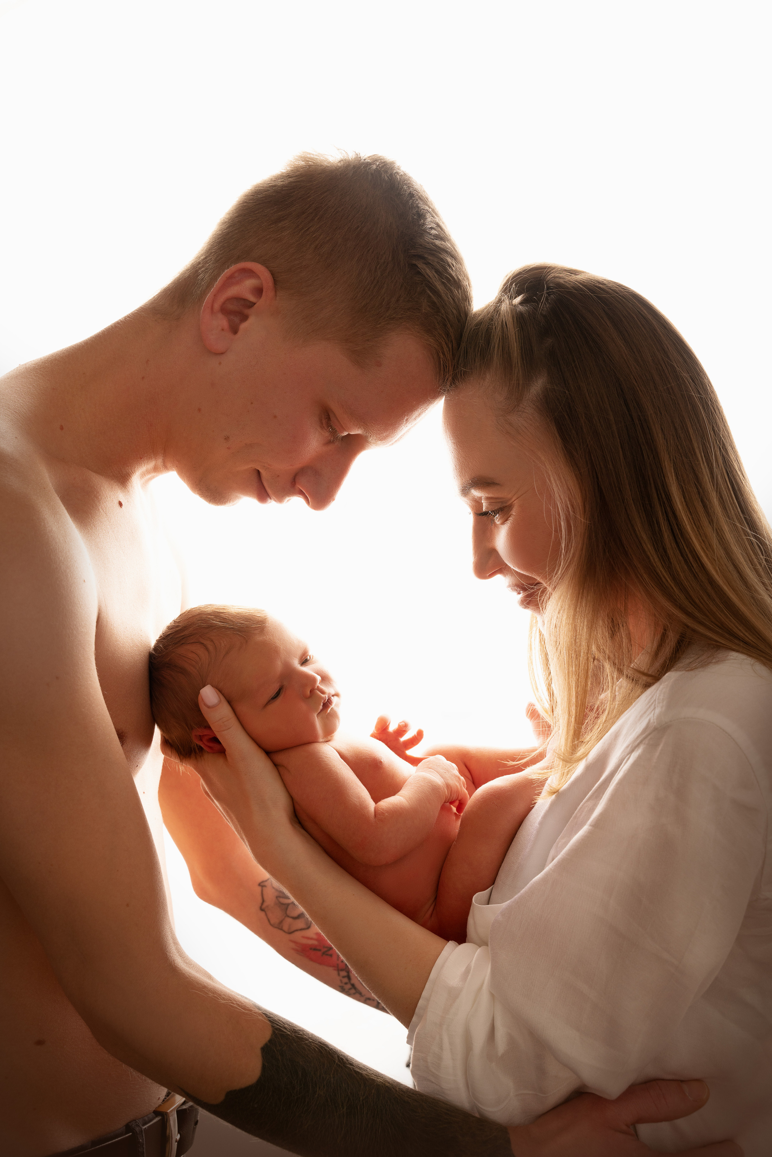 Eine neugeborene Tochter, die auf der Brust ihres Papas schlummert