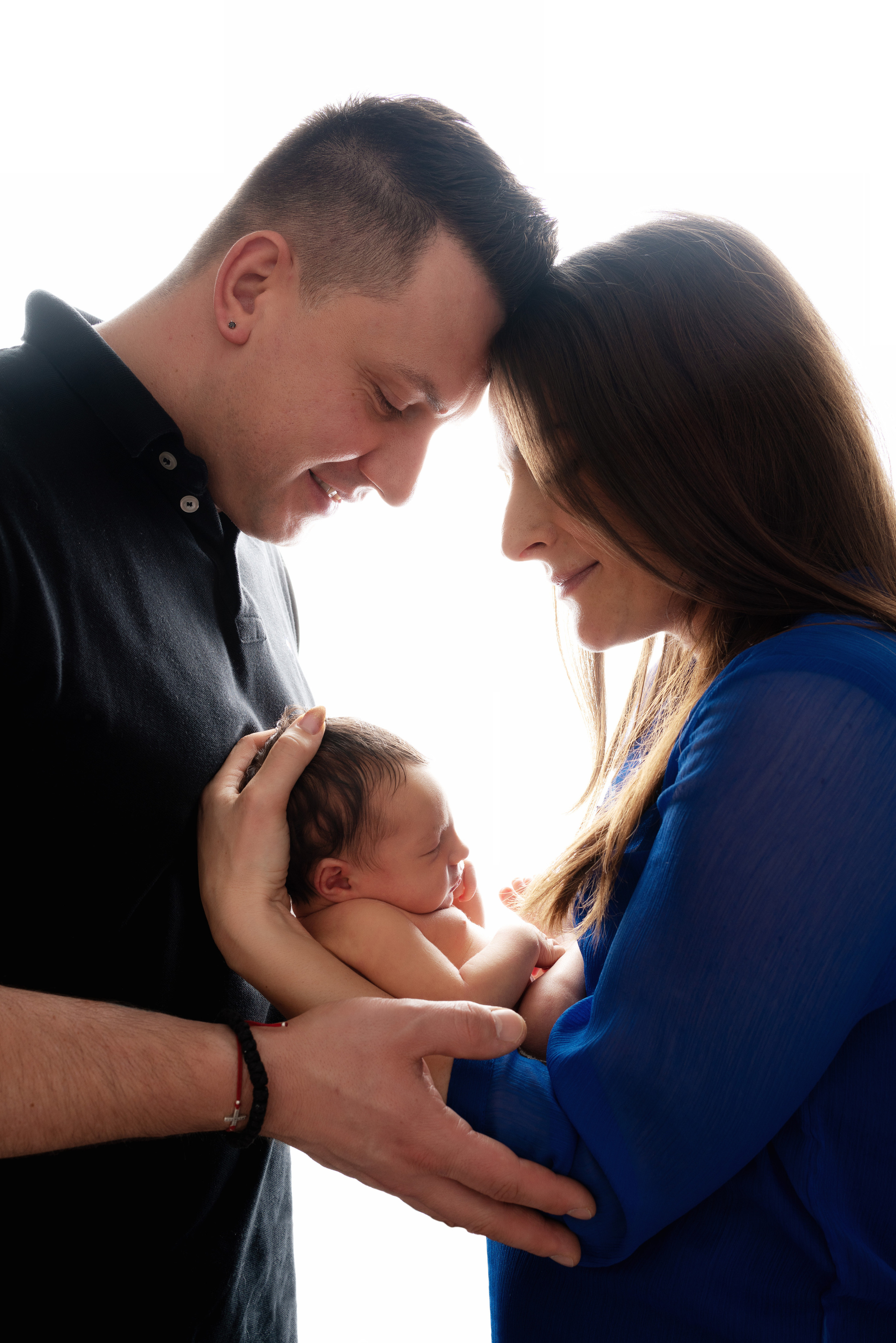 Eine kleine Familie umarmt ihr neues Mitglied