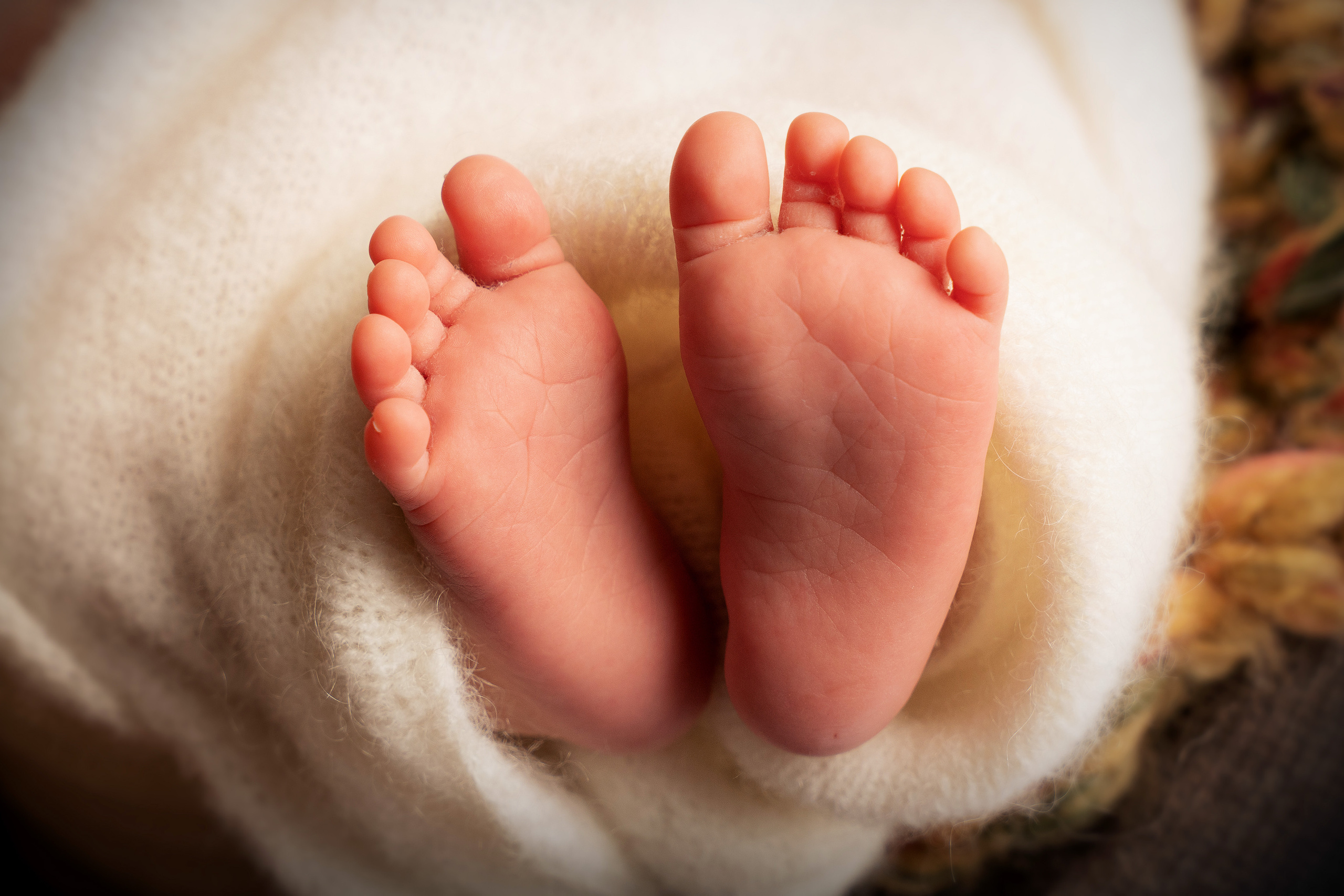 Die winzigen Füße des Babys sind so süß