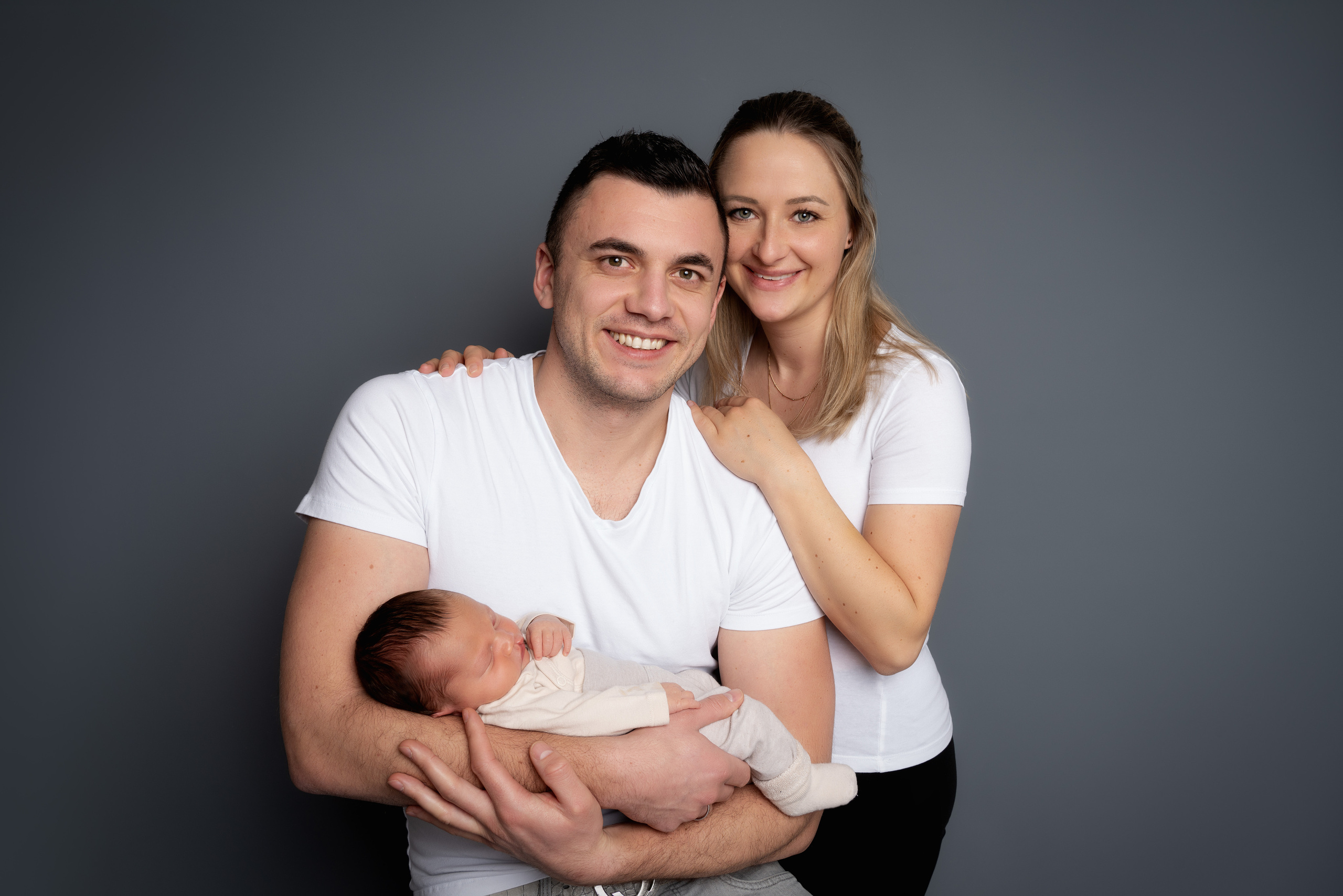 Familie in weißen Hemden