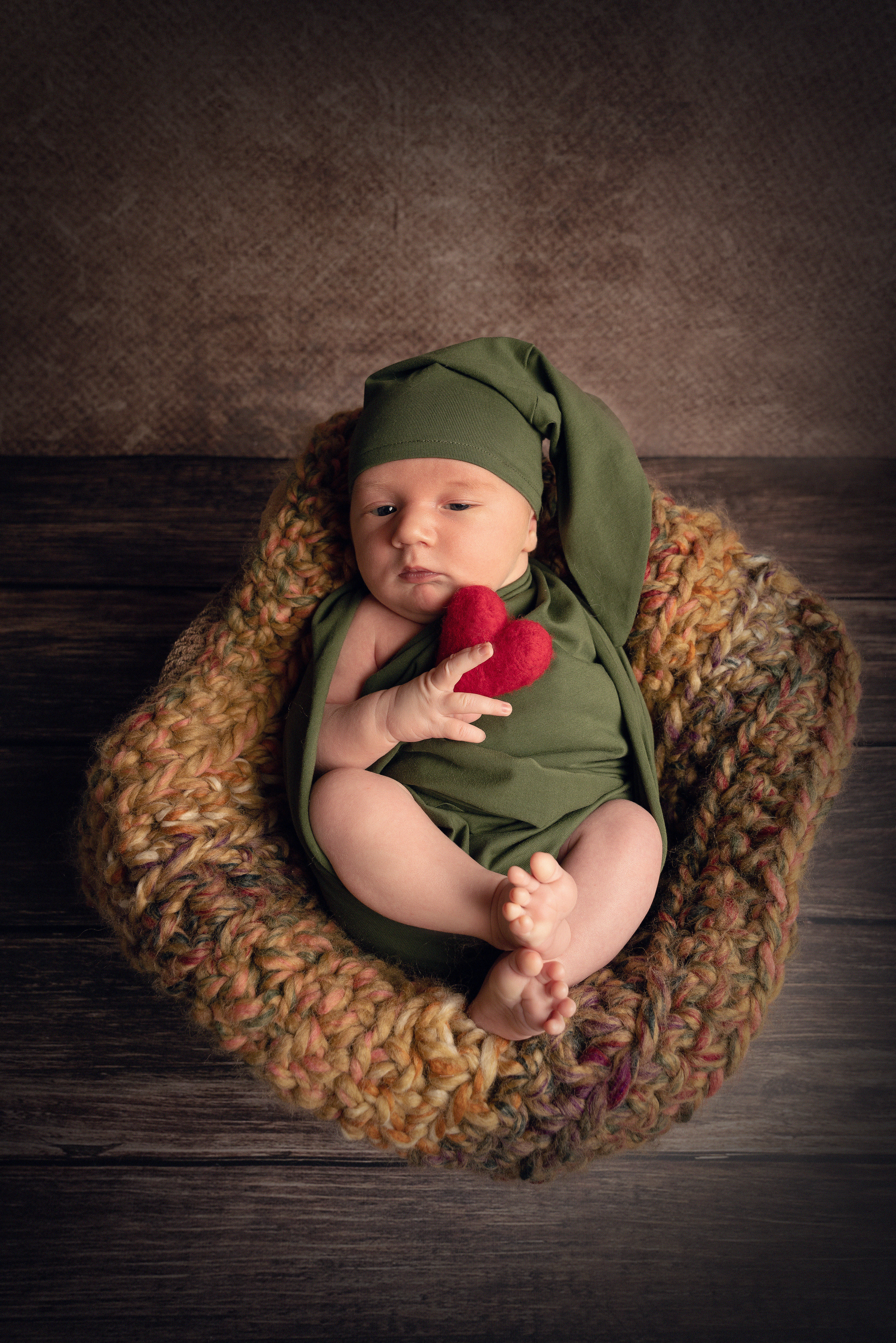 Ein Baby schläft auf dem weichen Kissen im Korb