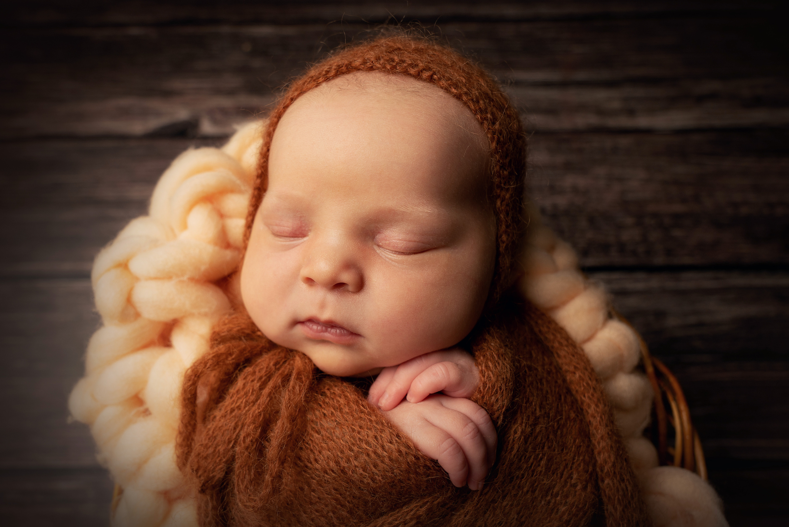 Das Baby schläft tief und fest in seinem gemütlichen Korbchen