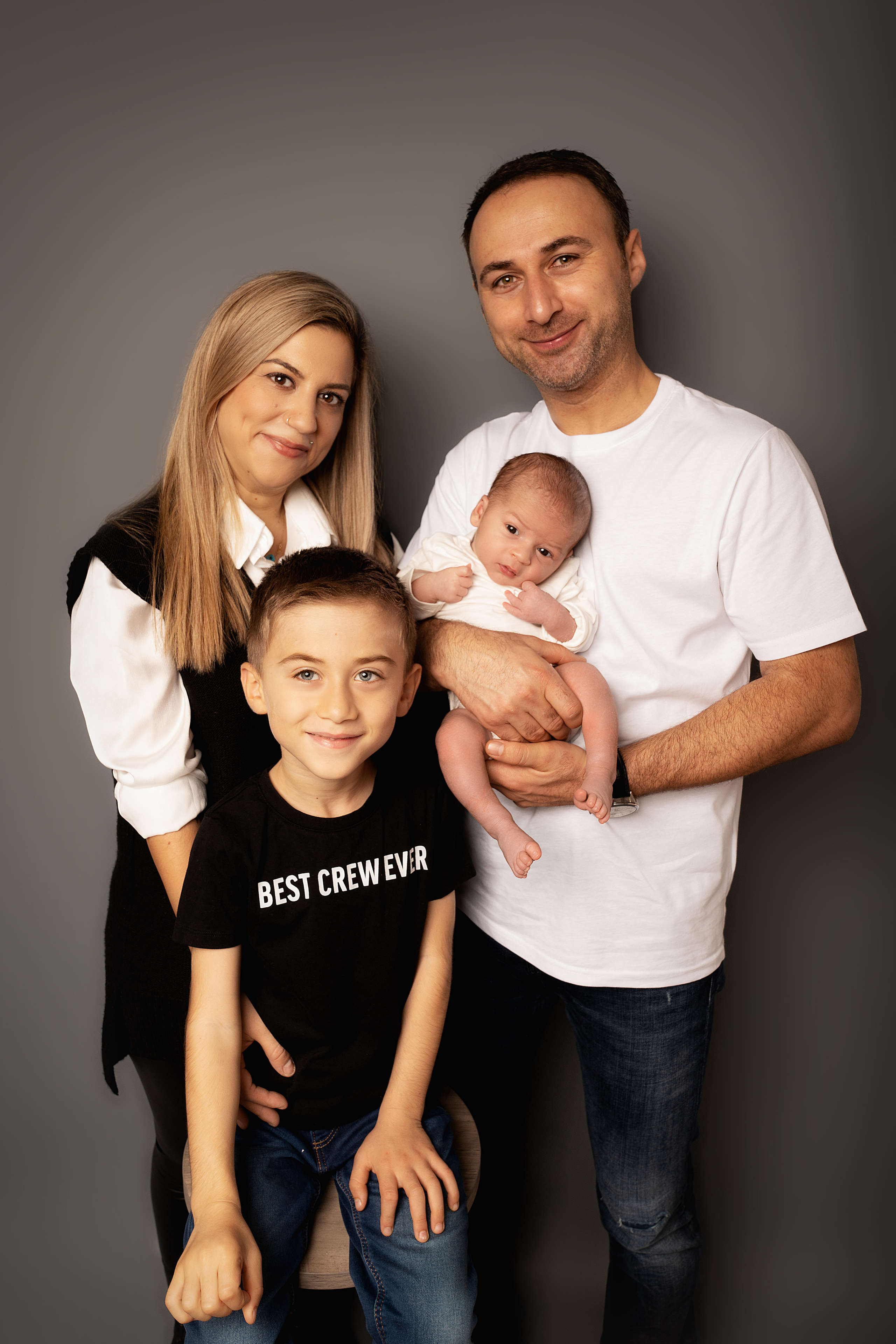 Der kleine Engel wird von seinen liebenden Eltern geborgen und umsorgt