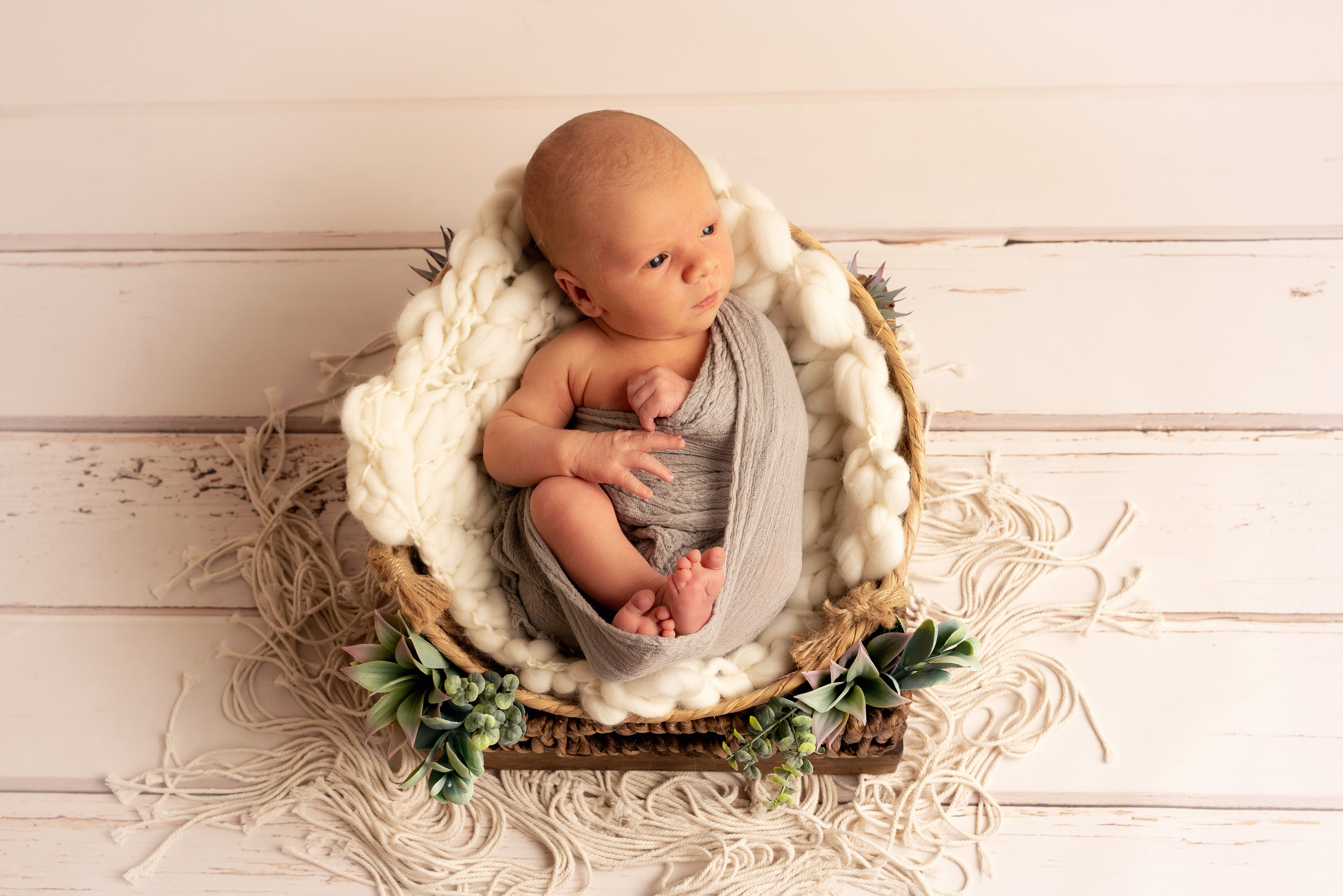 Ein kleiner Mann, der so tief schläft, dass er nicht einmal die Kamera bemerkt