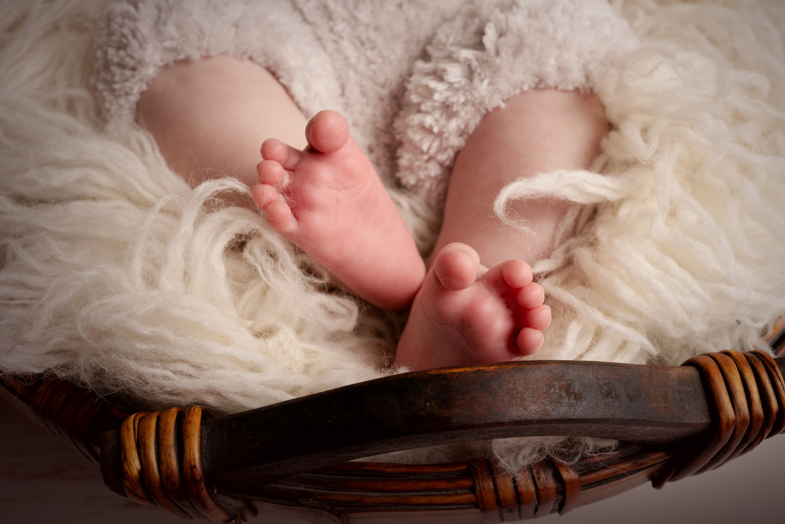 Ein neugeborener Junge schläft in einer Schüssel